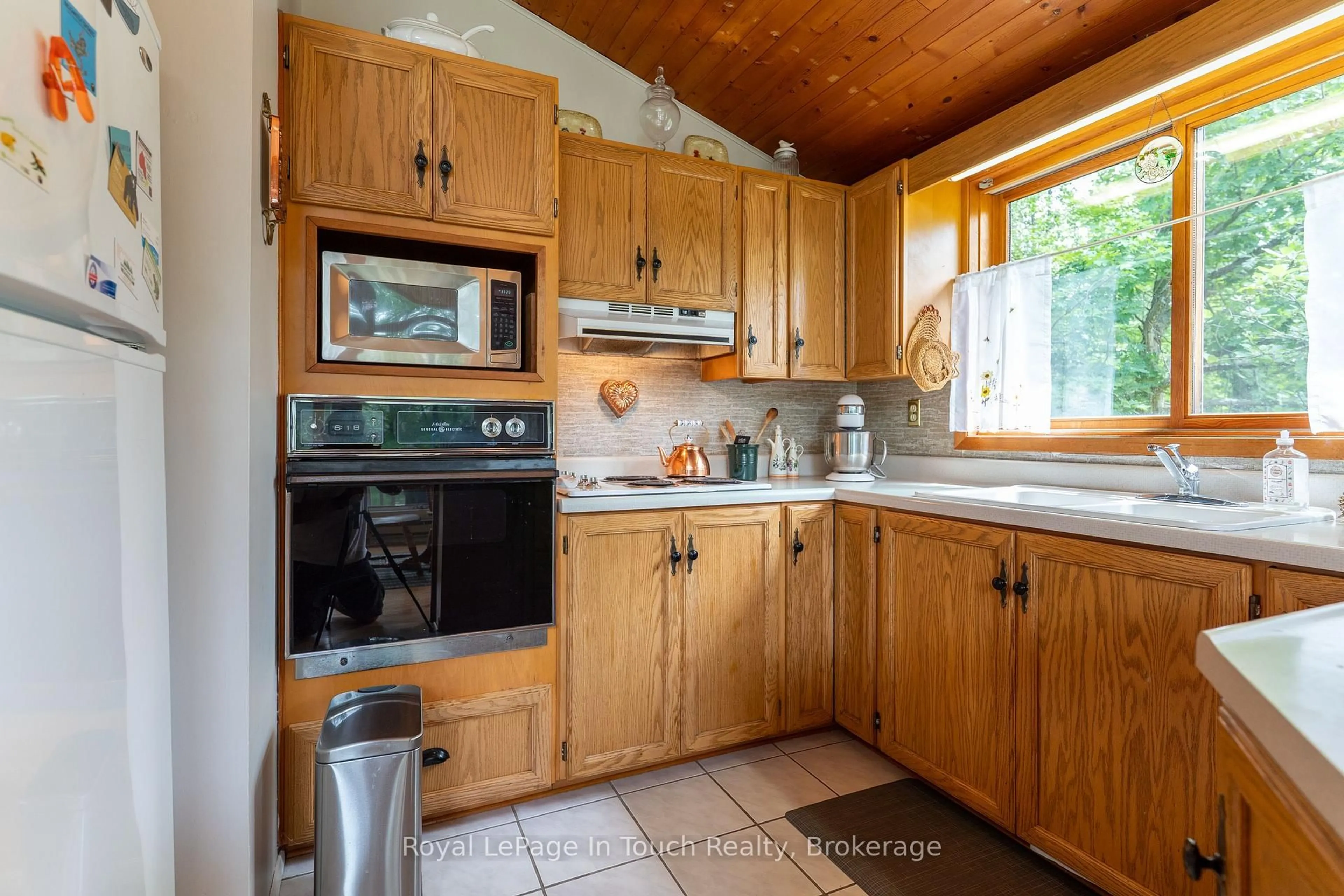 Standard kitchen, unknown for 3098 Island 1040, Georgian Bay Ontario P0E 1E0