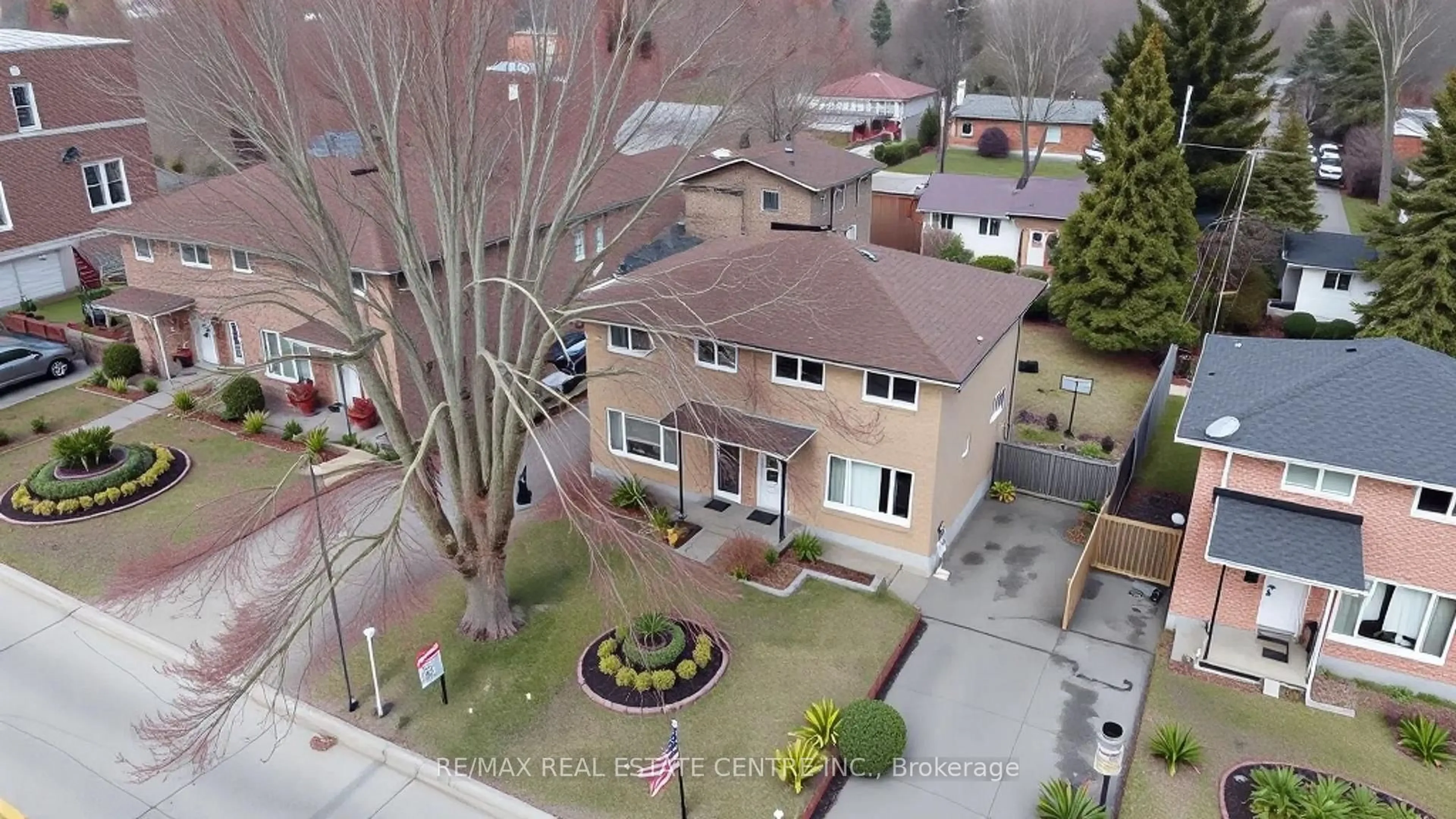 A pic from outside/outdoor area/front of a property/back of a property/a pic from drone, street for 231 Perth St, Brockville Ontario K6V 5E7