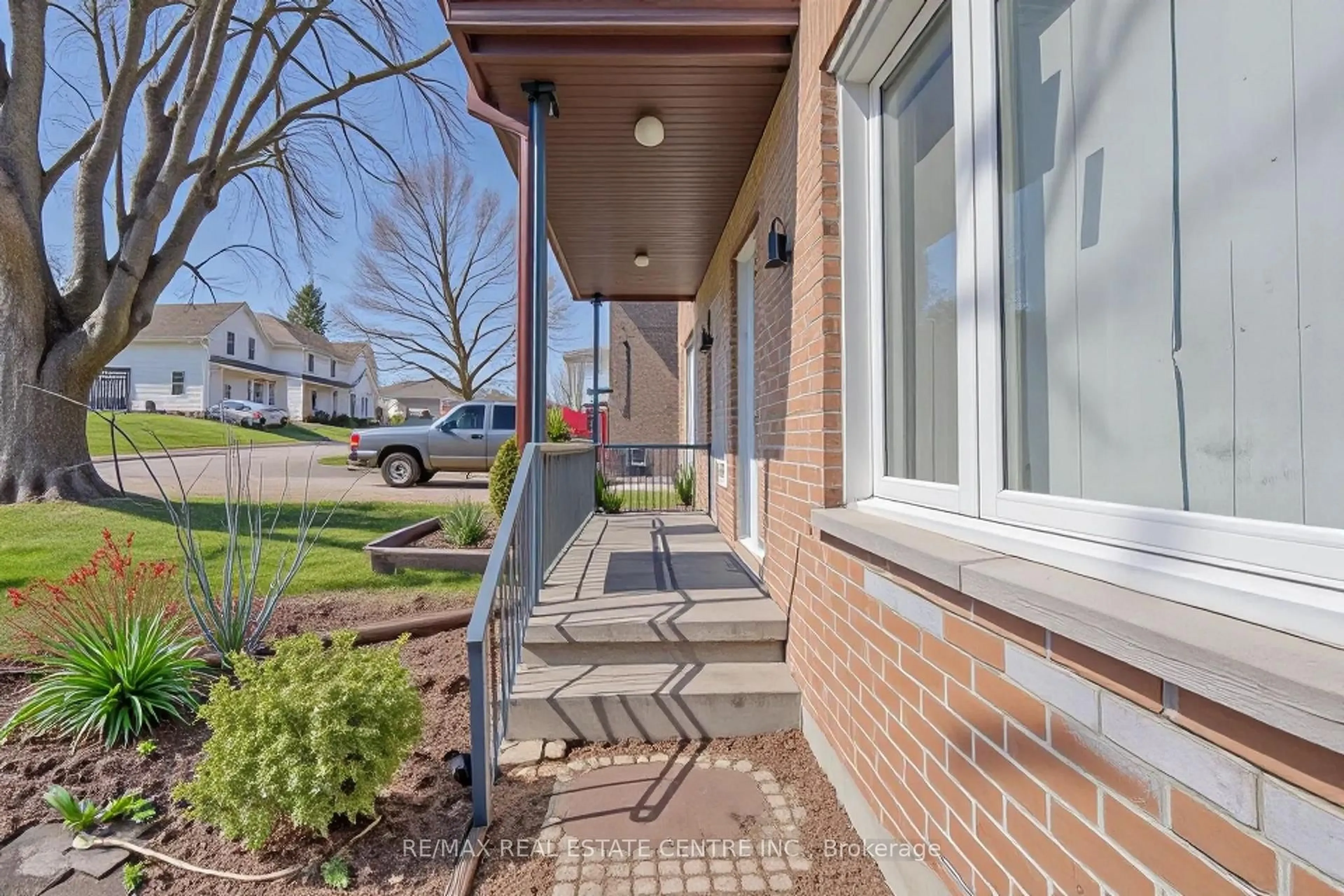 Patio, street for 231 Perth St, Brockville Ontario K6V 5E7