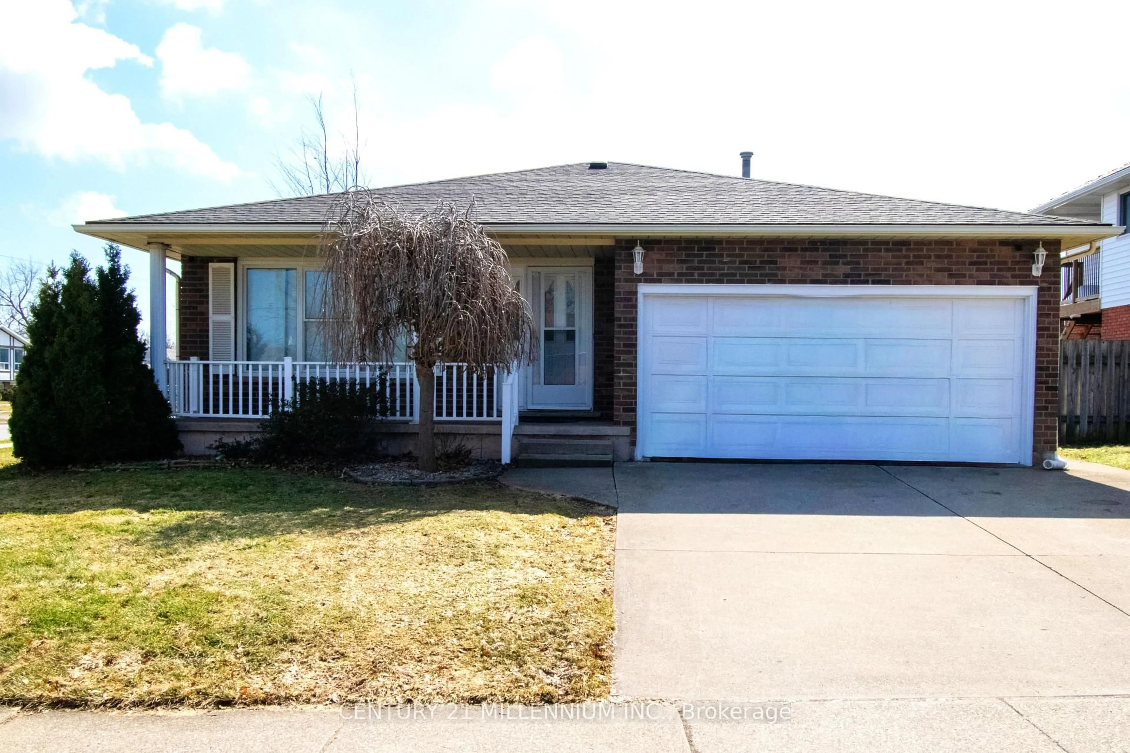 Home with vinyl exterior material, street for 3 College Park Dr, Welland Ontario L3C 6Z6