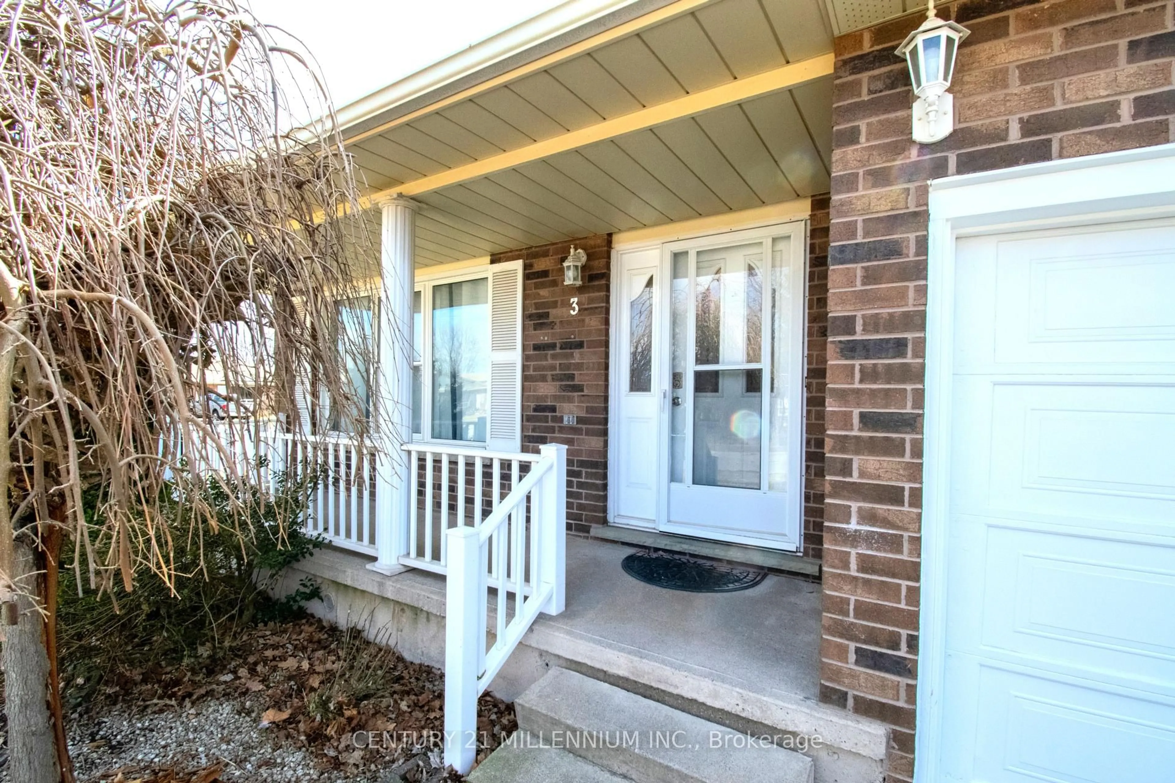 Indoor entryway for 3 College Park Dr, Welland Ontario L3C 6Z6