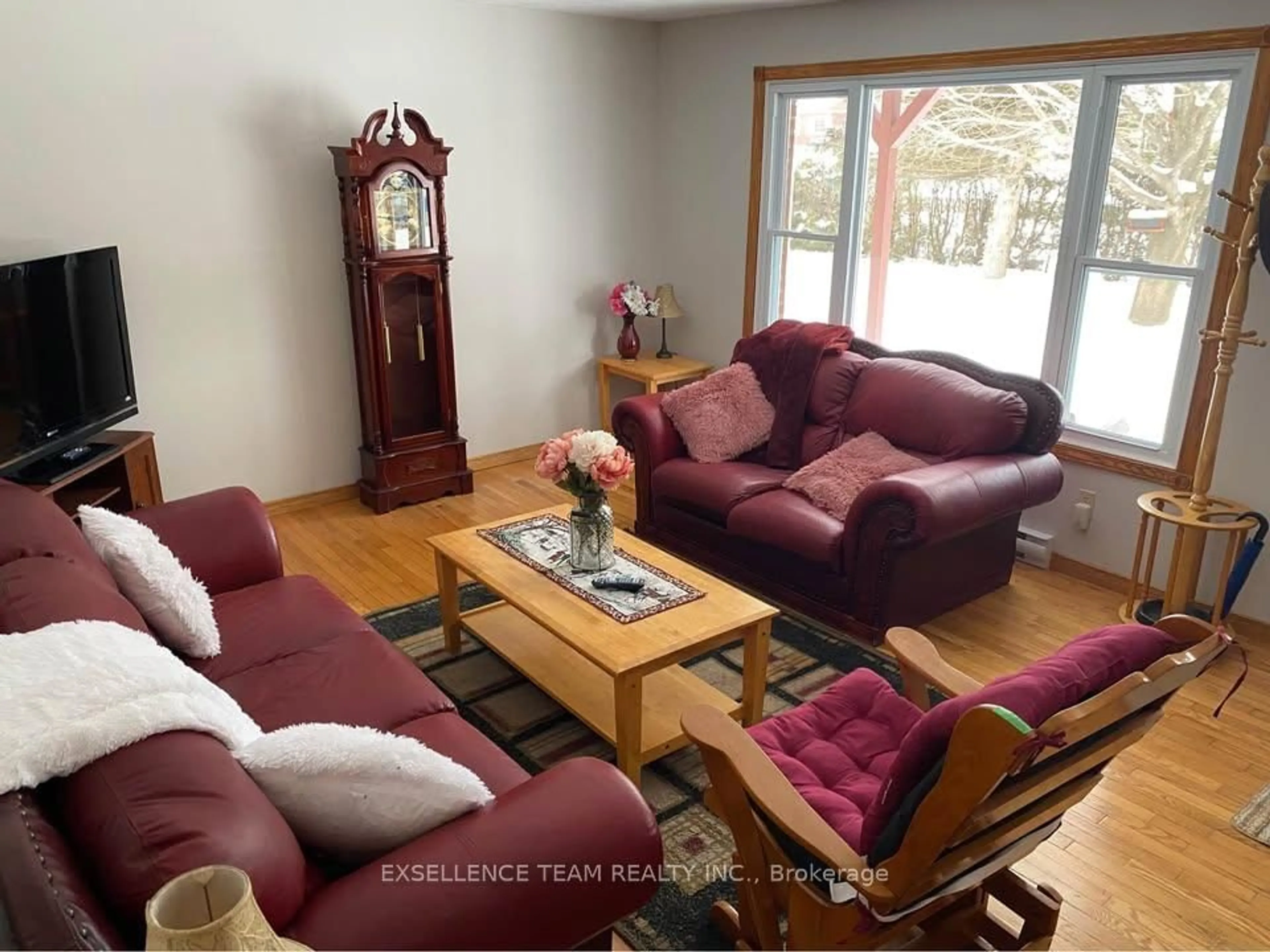 Living room with furniture, wood/laminate floor for 20596 Conc 5 Concession, South Glengarry Ontario K0C 1L0