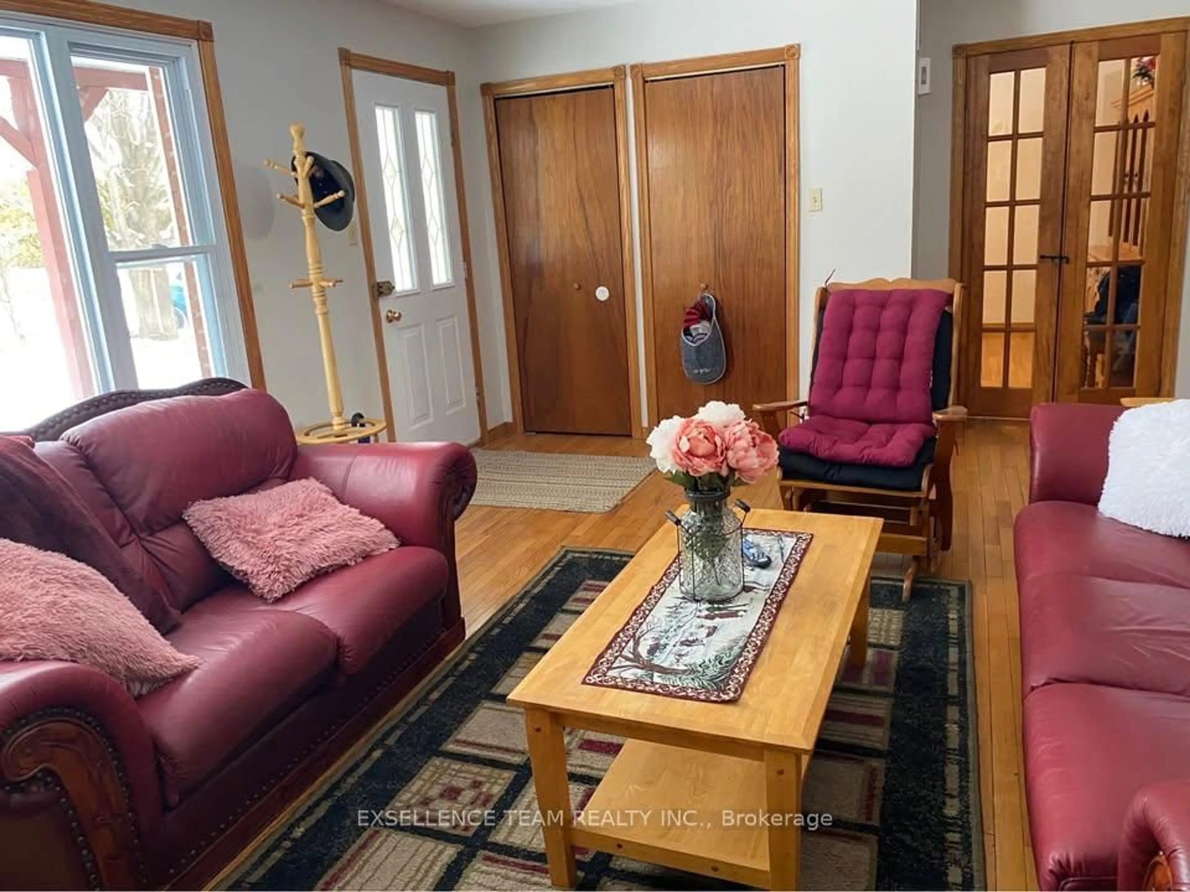 Living room with furniture, unknown for 20596 Conc 5 Concession, South Glengarry Ontario K0C 1L0