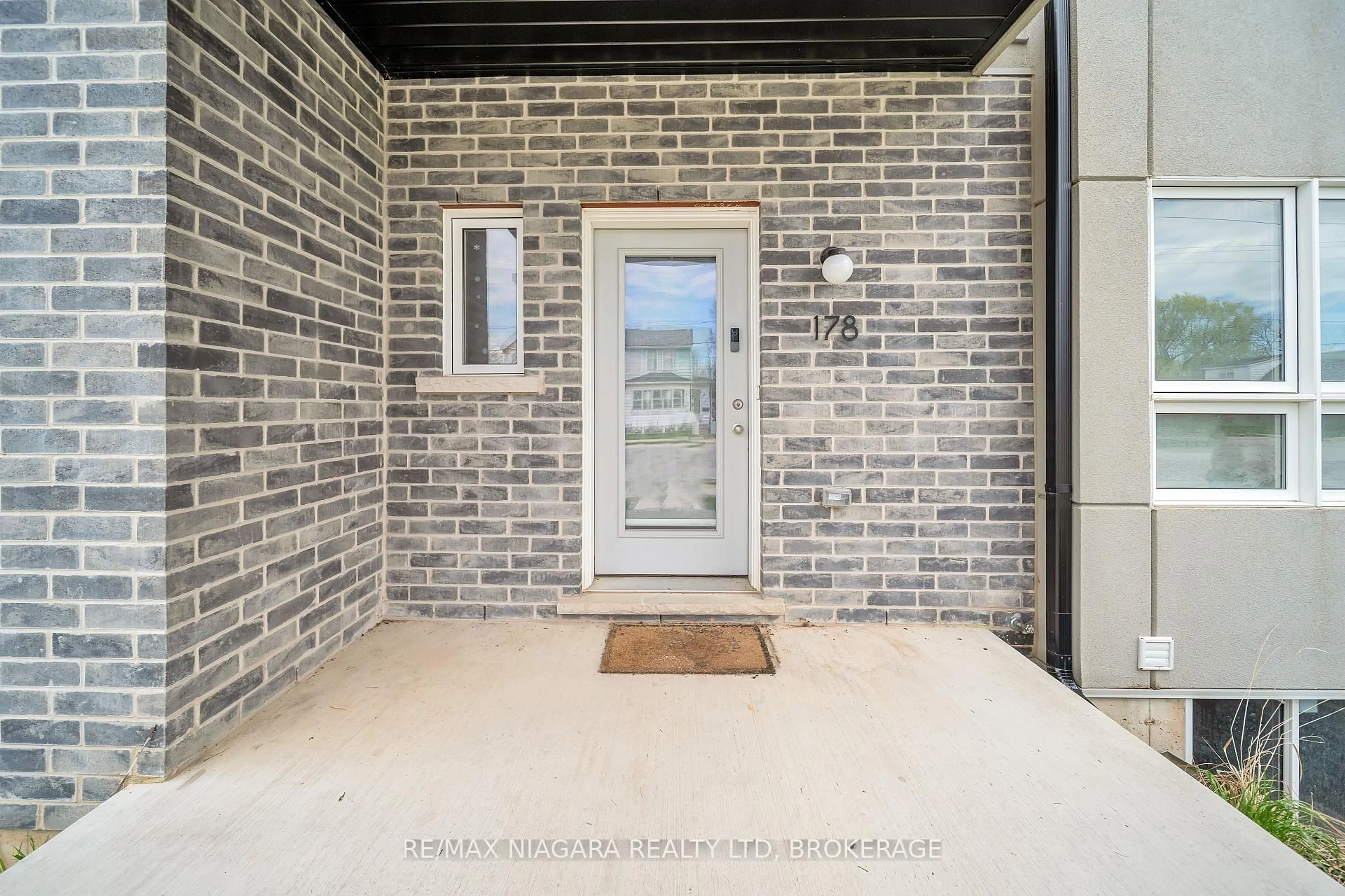 Indoor entryway for 178 Broadway Lane, Welland Ontario L3C 5L5