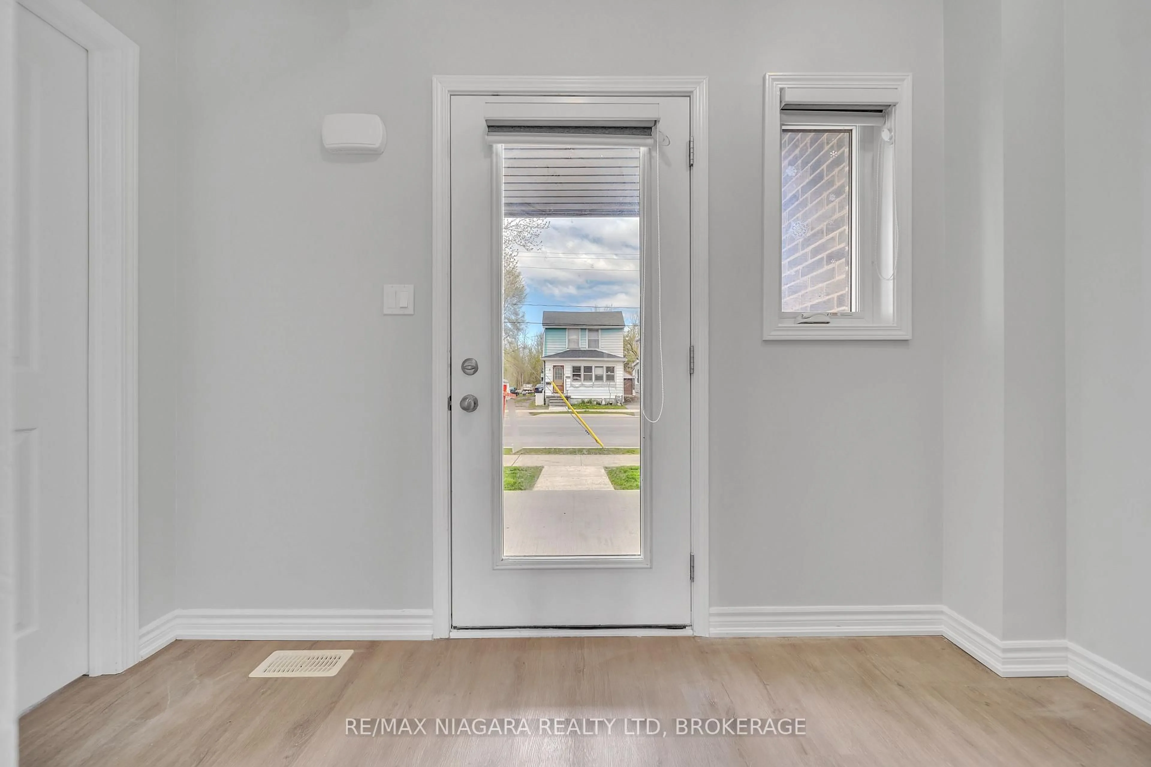 Indoor entryway for 178 Broadway Lane, Welland Ontario L3C 5L5