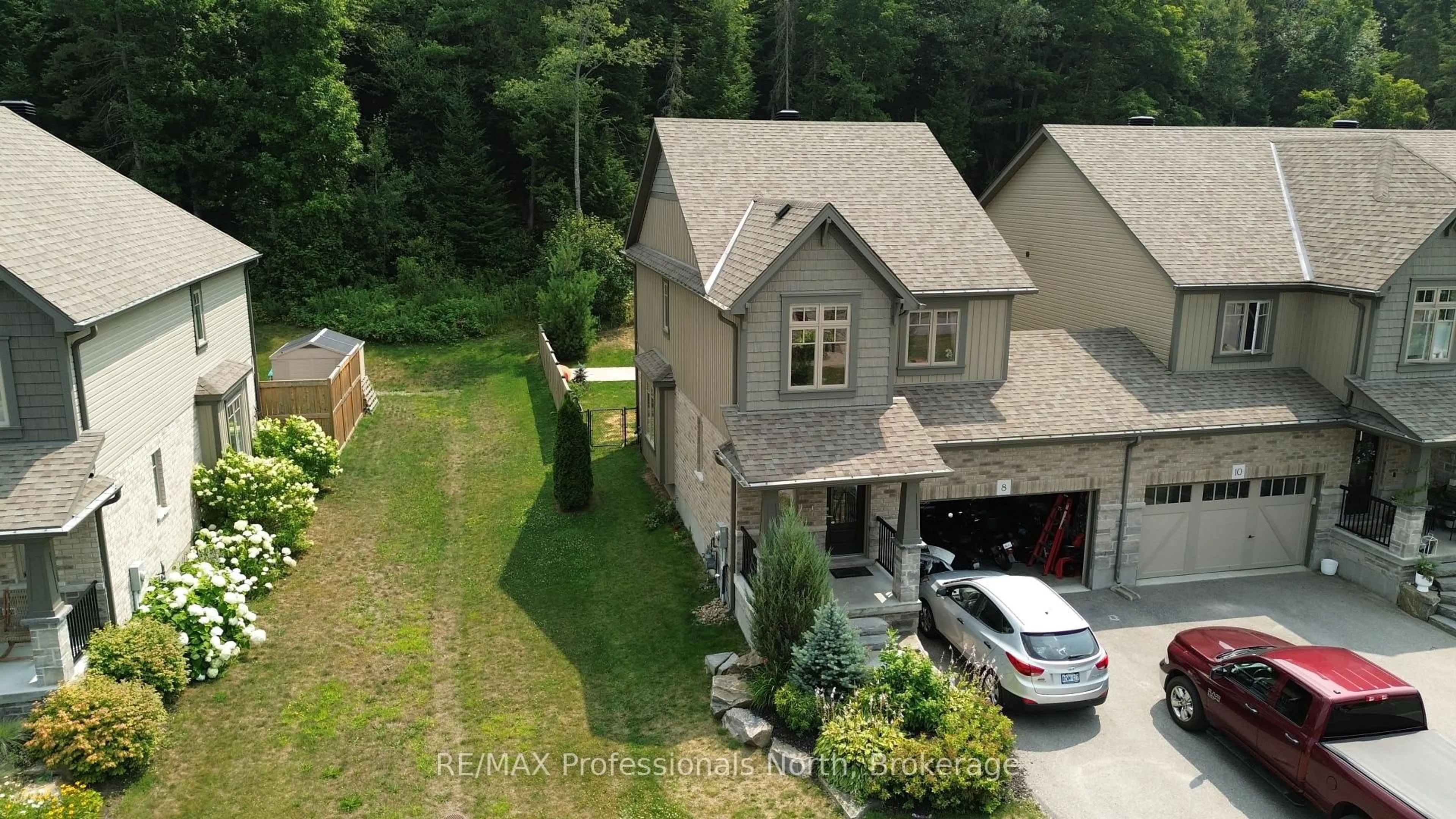 A pic from outside/outdoor area/front of a property/back of a property/a pic from drone, unknown for 8 Spalding Cres, Huntsville Ontario P1H 1C9