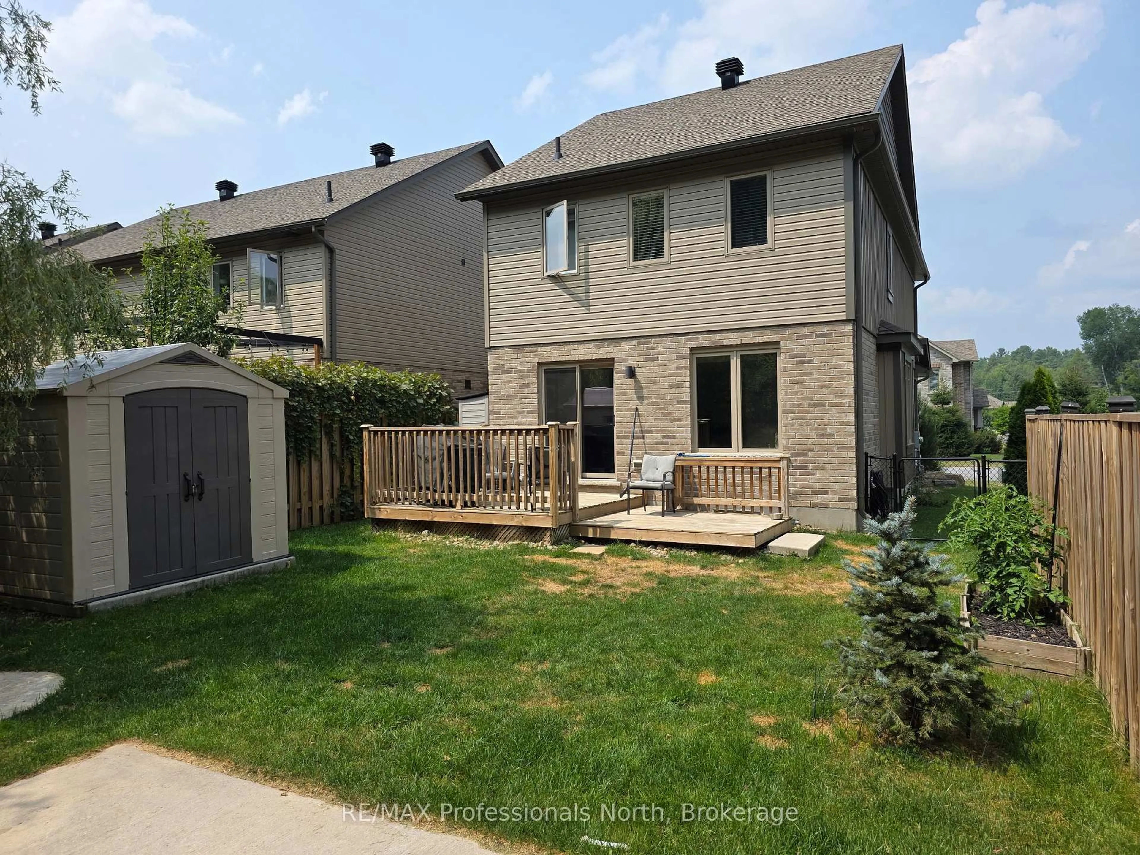 A pic from outside/outdoor area/front of a property/back of a property/a pic from drone, street for 8 Spalding Cres, Huntsville Ontario P1H 1C9