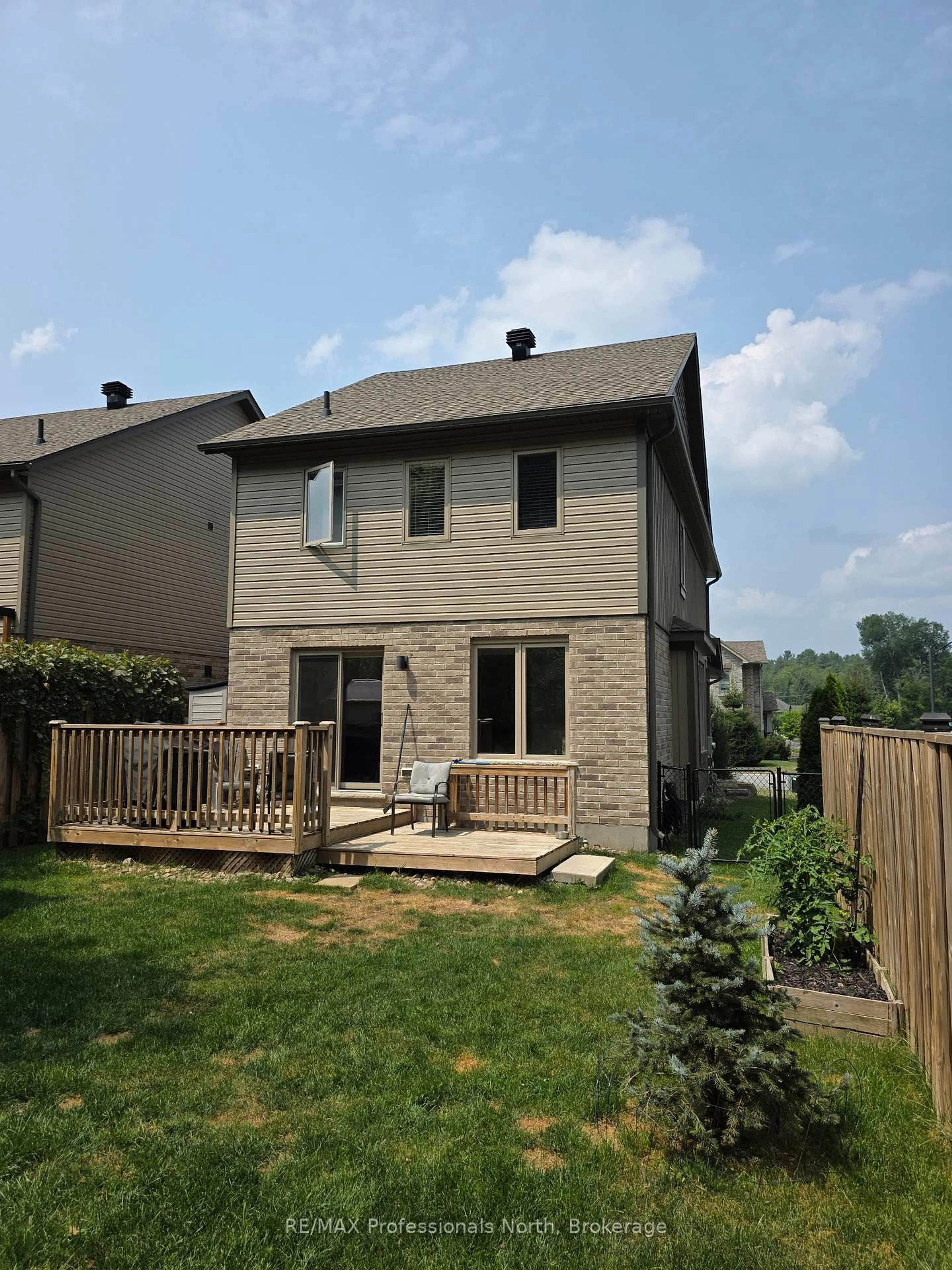 Unknown for 8 Spalding Cres, Huntsville Ontario P1H 1C9