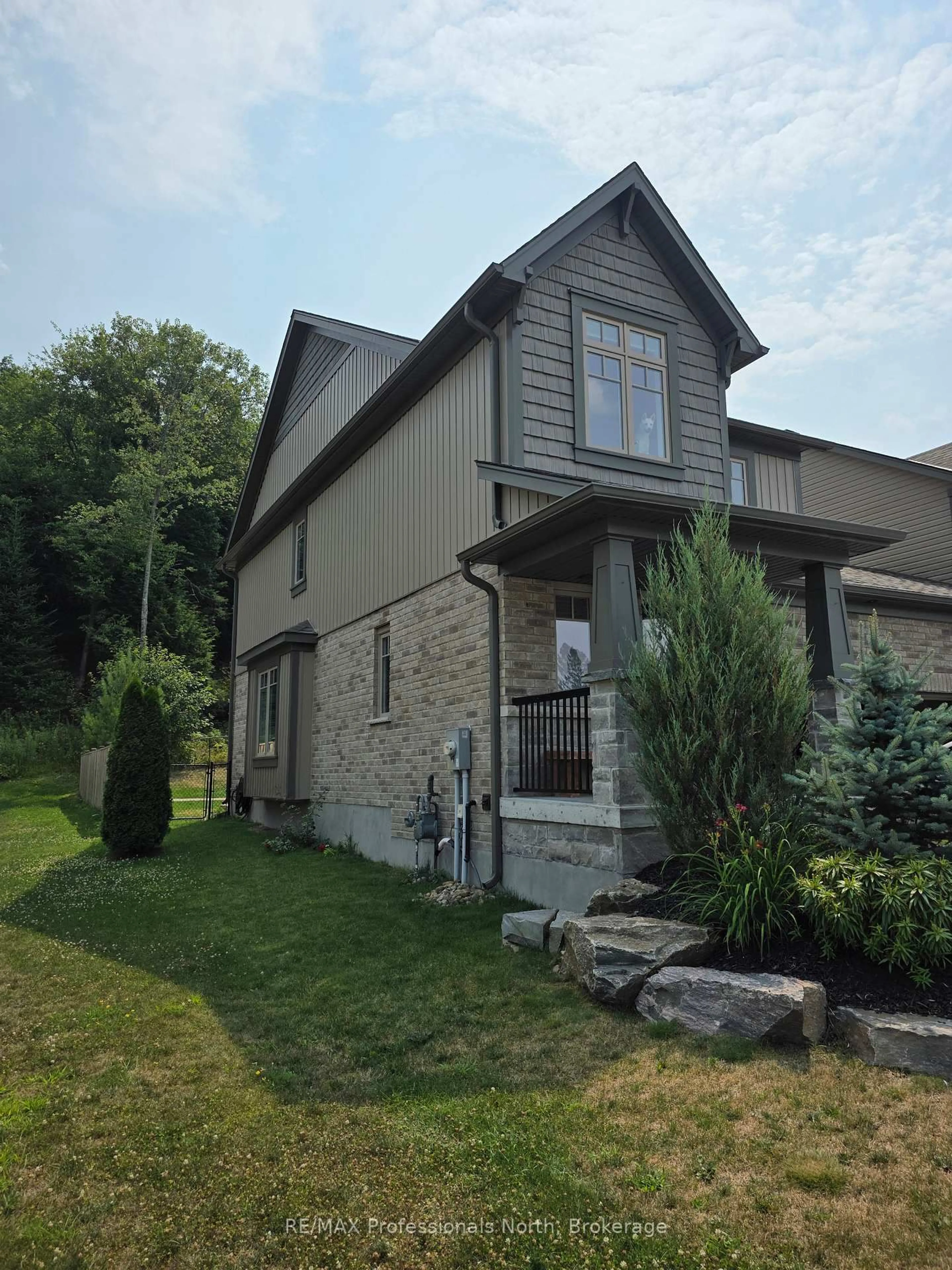 Home with brick exterior material, unknown for 8 Spalding Cres, Huntsville Ontario P1H 1C9