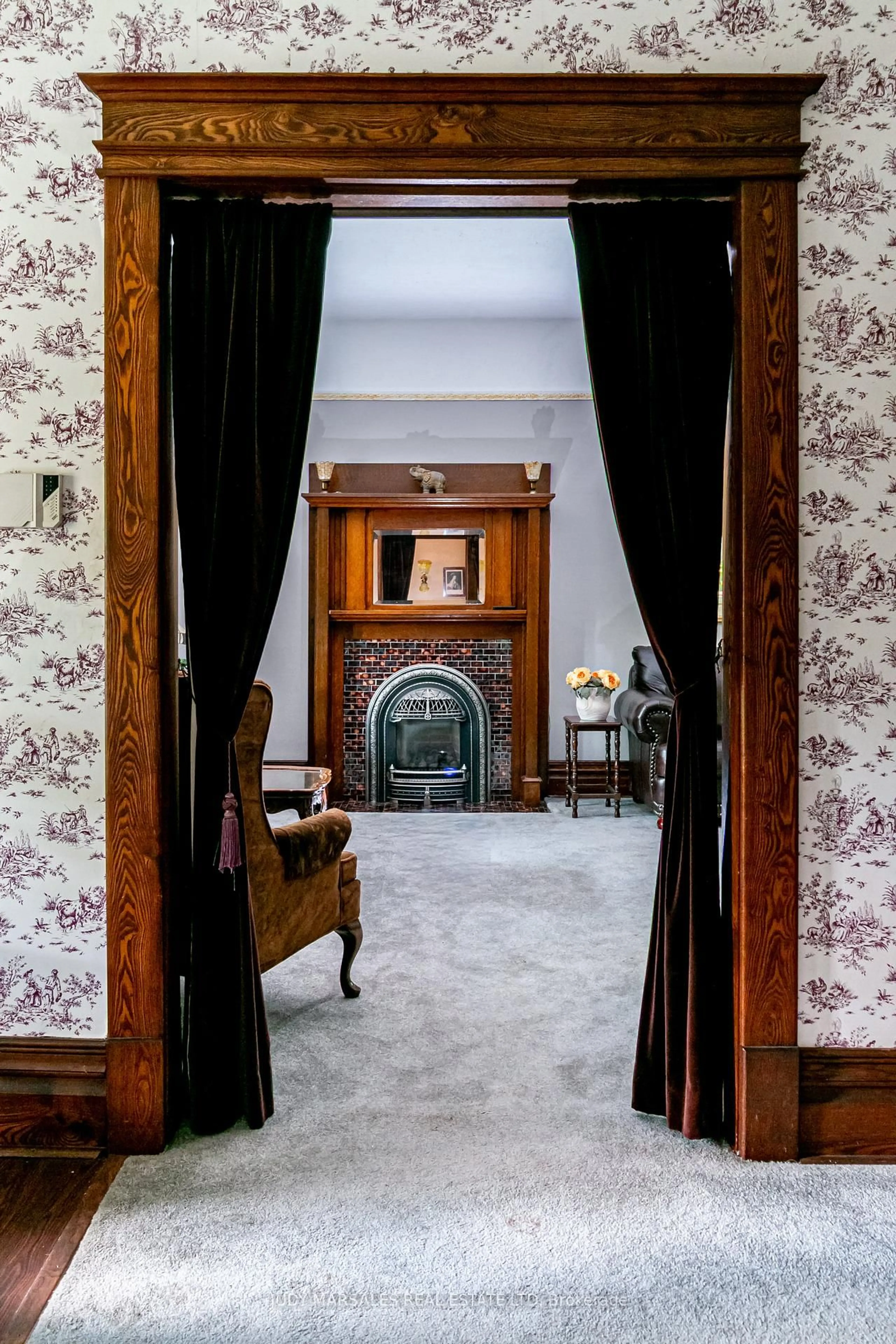 Indoor foyer for 55 Cayley St, Hamilton Ontario L9H 2E6