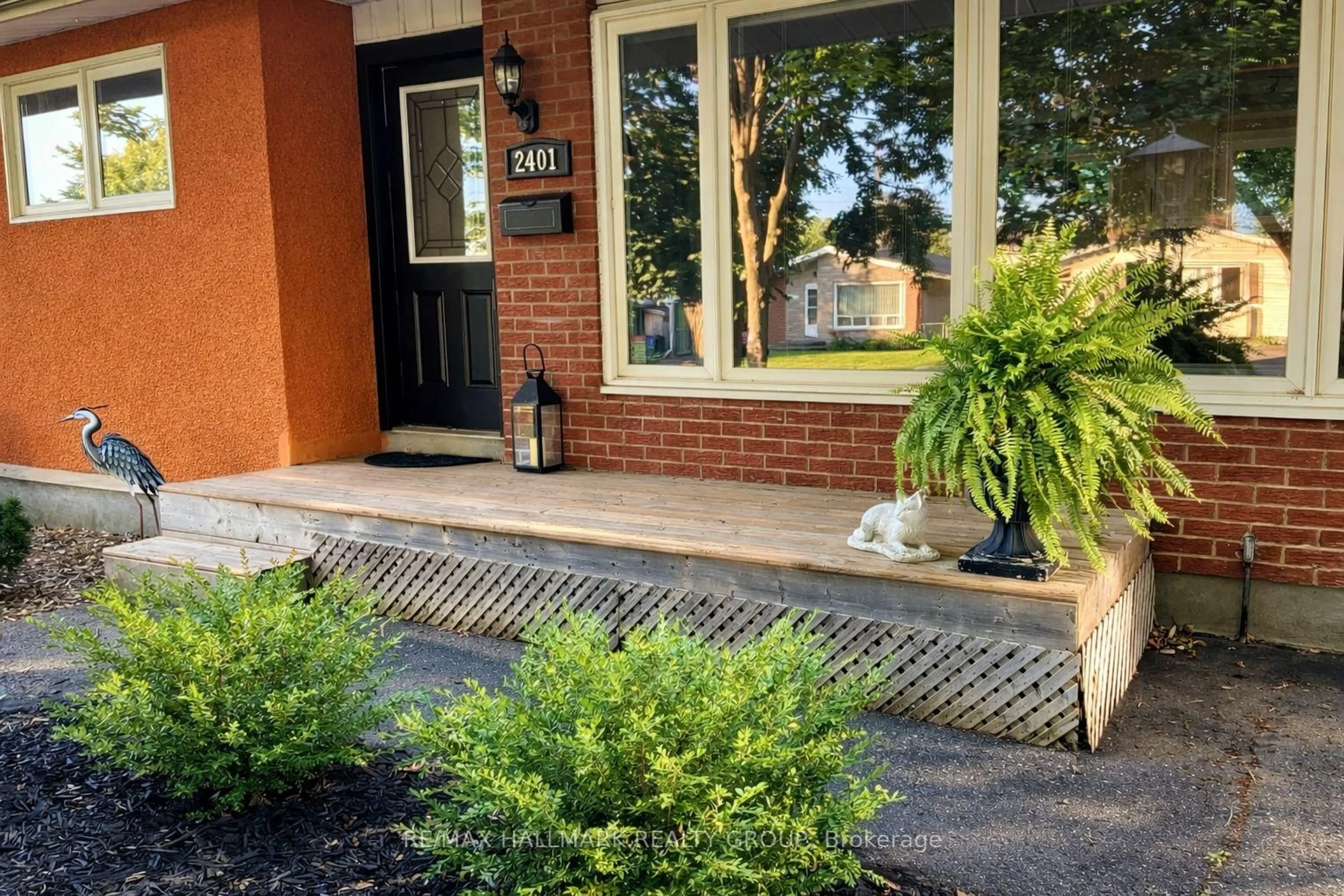 Unknown for 2401 Magnus Ave, Ottawa Ontario K1G 1J7