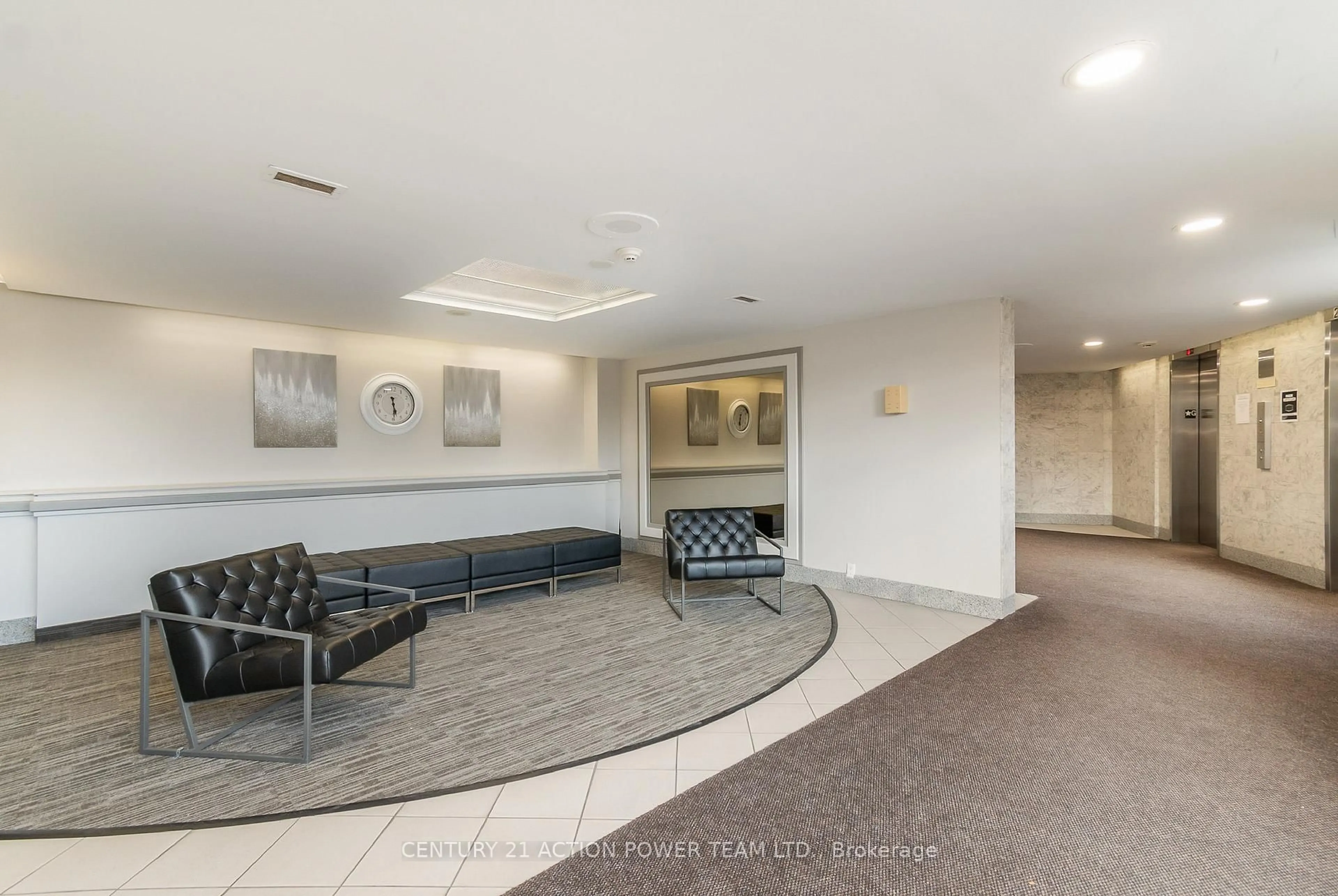 Indoor foyer for 915 Elmsmere Rd #1106, Ottawa Ontario K1J 8H8