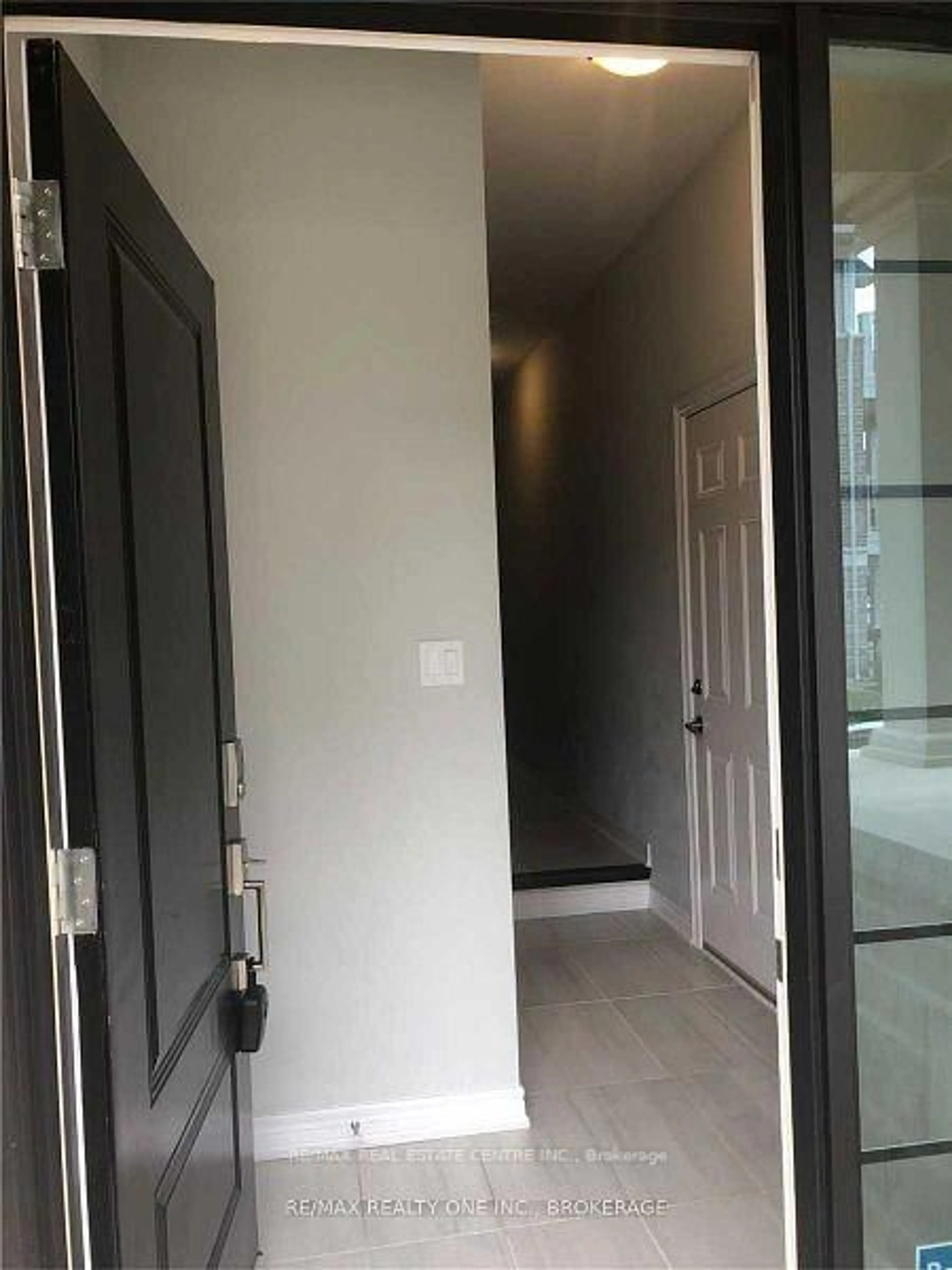 Indoor foyer for 288 Glover Rd #44, Hamilton Ontario L8E 5H6