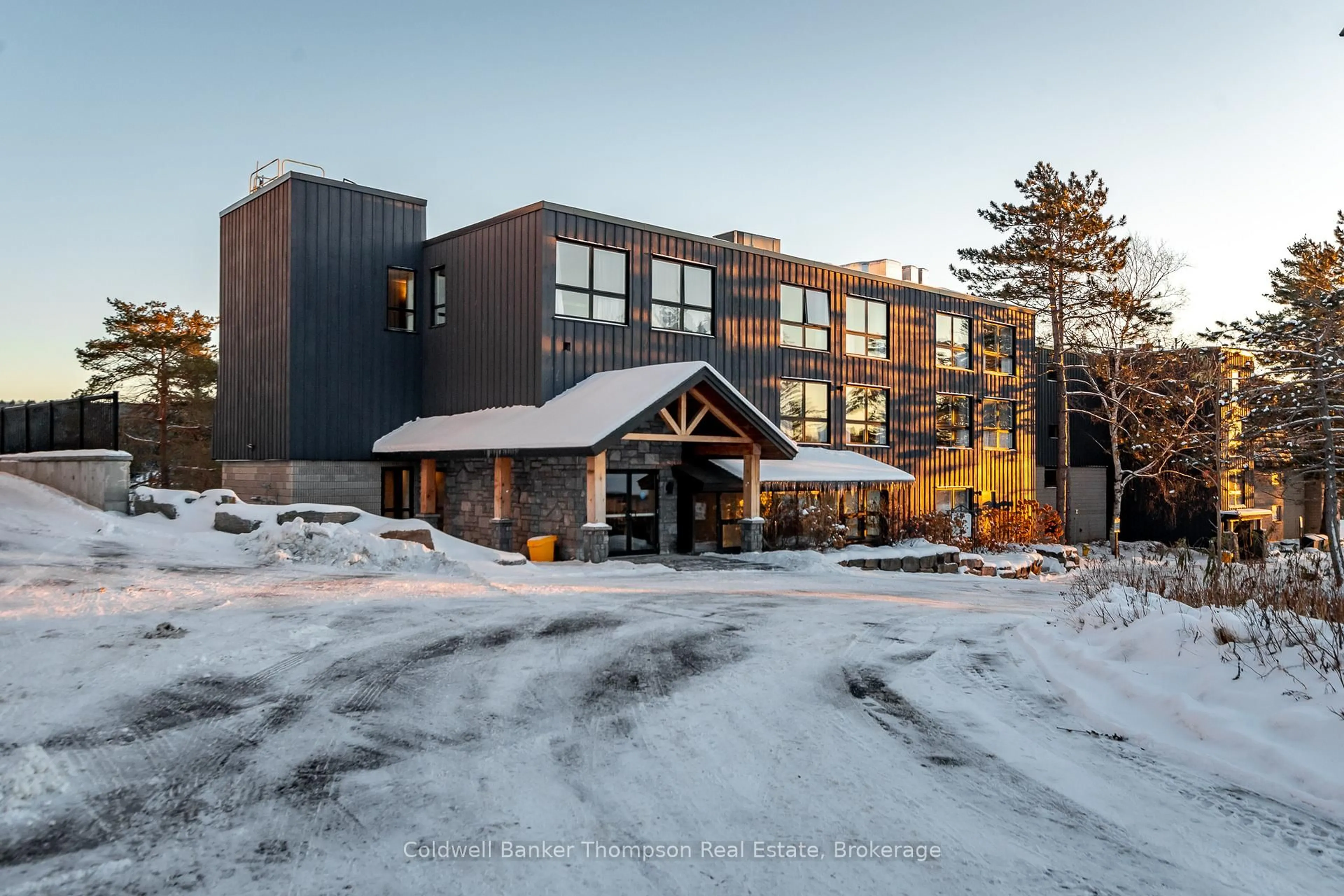 Indoor foyer for 1235 Deerhurst Bayshore Dr #423, Huntsville Ontario P1H 1A9