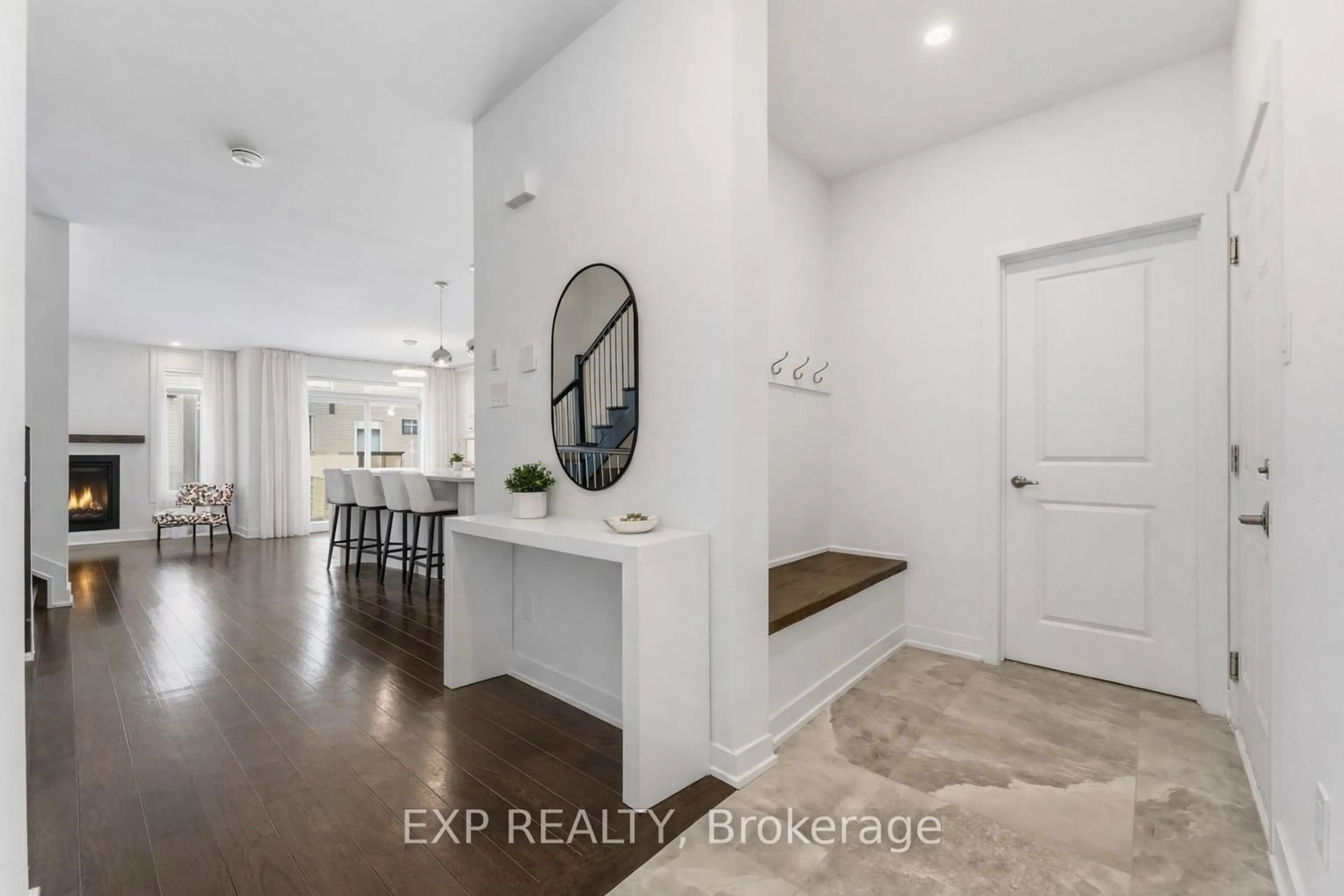 Indoor entryway for 911 Duxbury Lane, Ottawa Ontario K4M 0M2