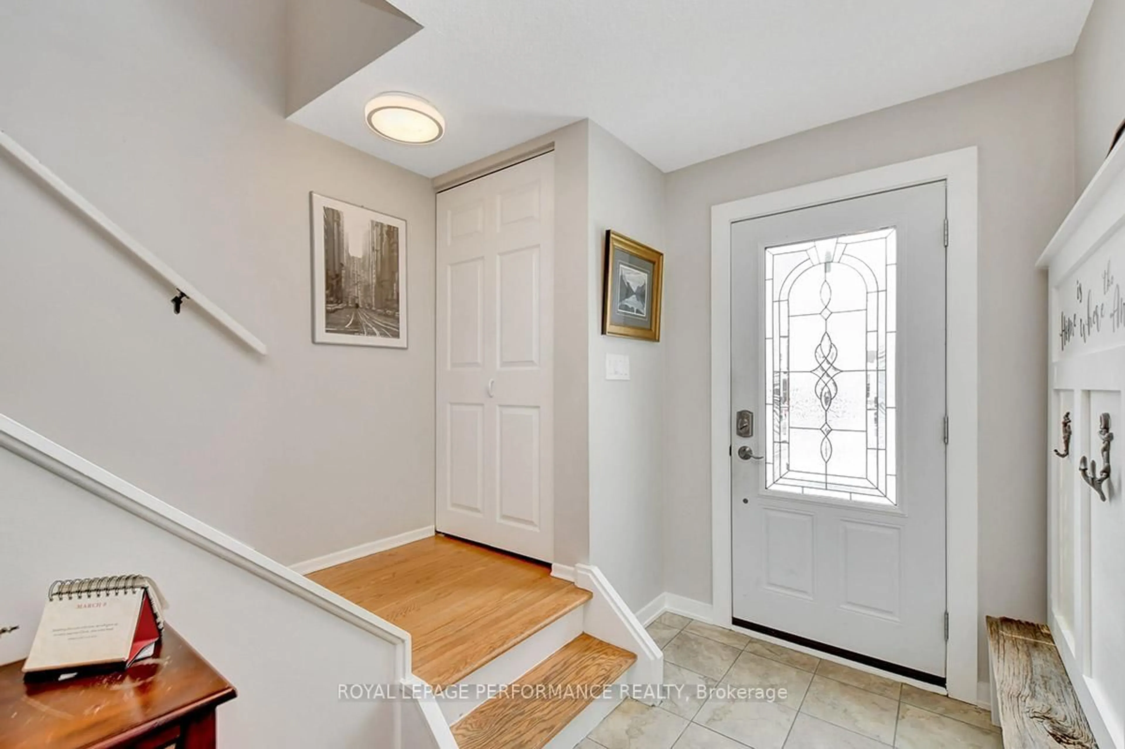 Indoor entryway for 122 Post Rd, Ottawa Ontario K2L 1L2