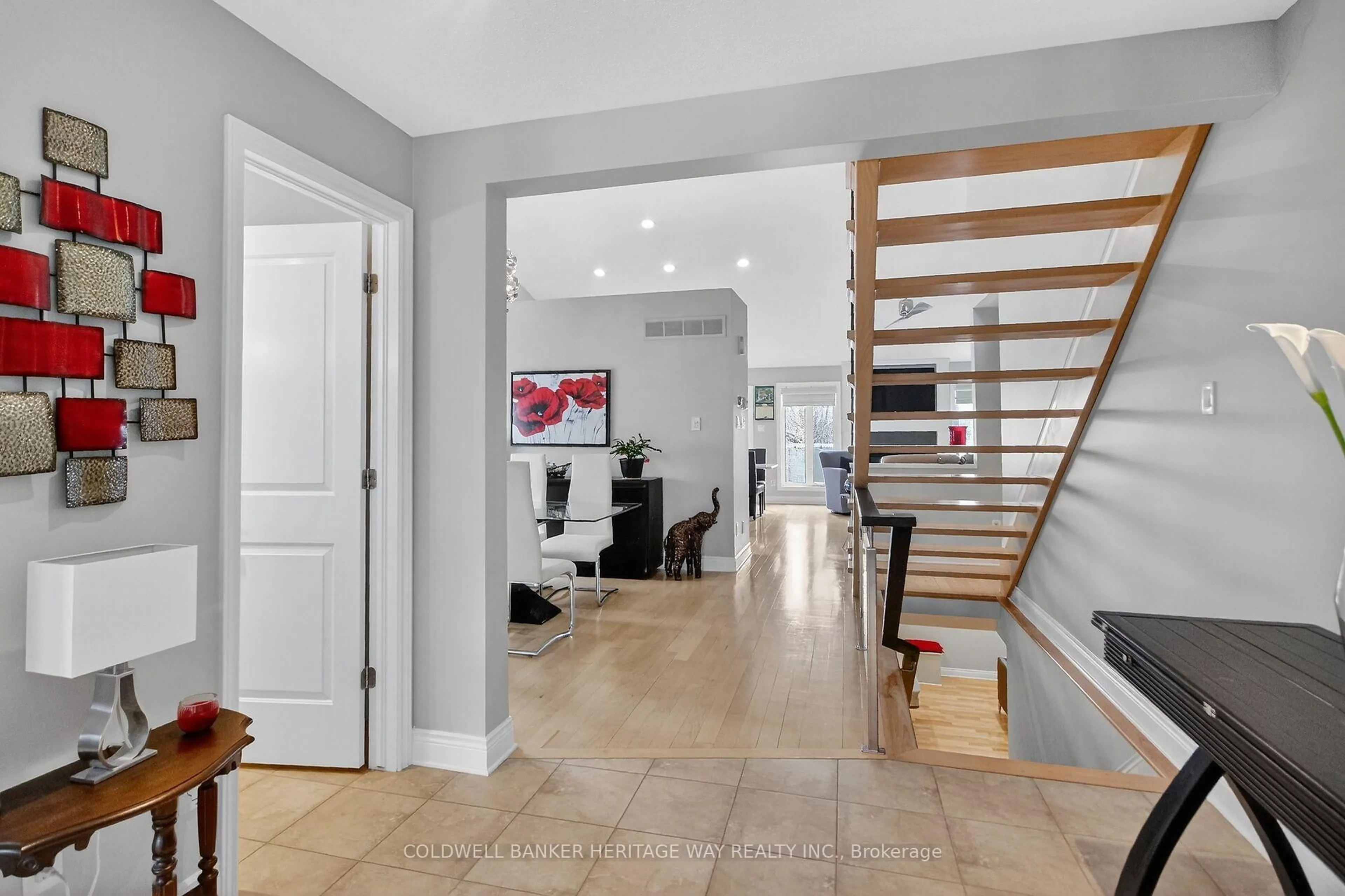 Indoor entryway for 54 Harold St, Almonte Ontario K0A 1A0