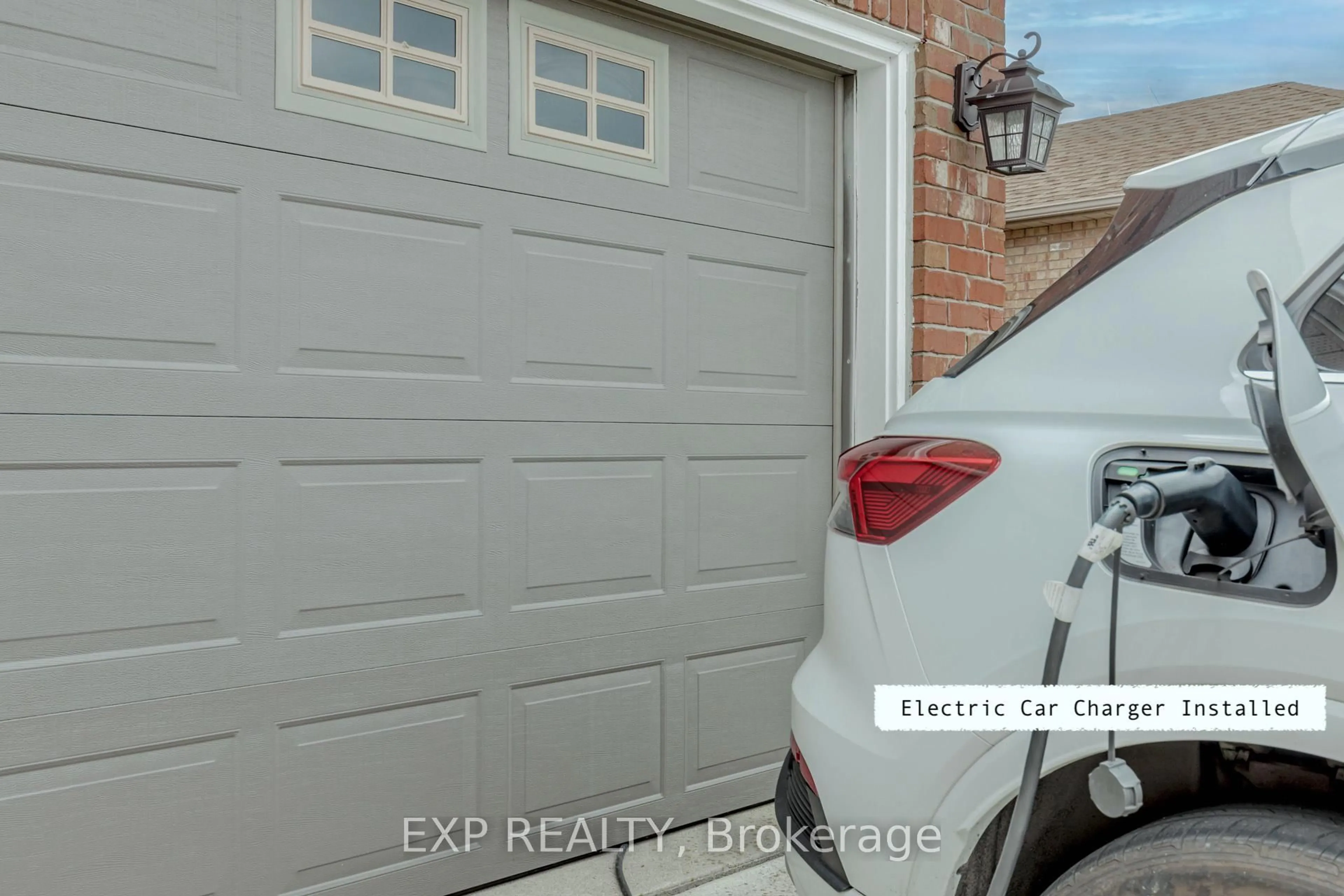 Indoor garage for 32 Vineberg Dr, Hamilton Ontario L9B 2P6