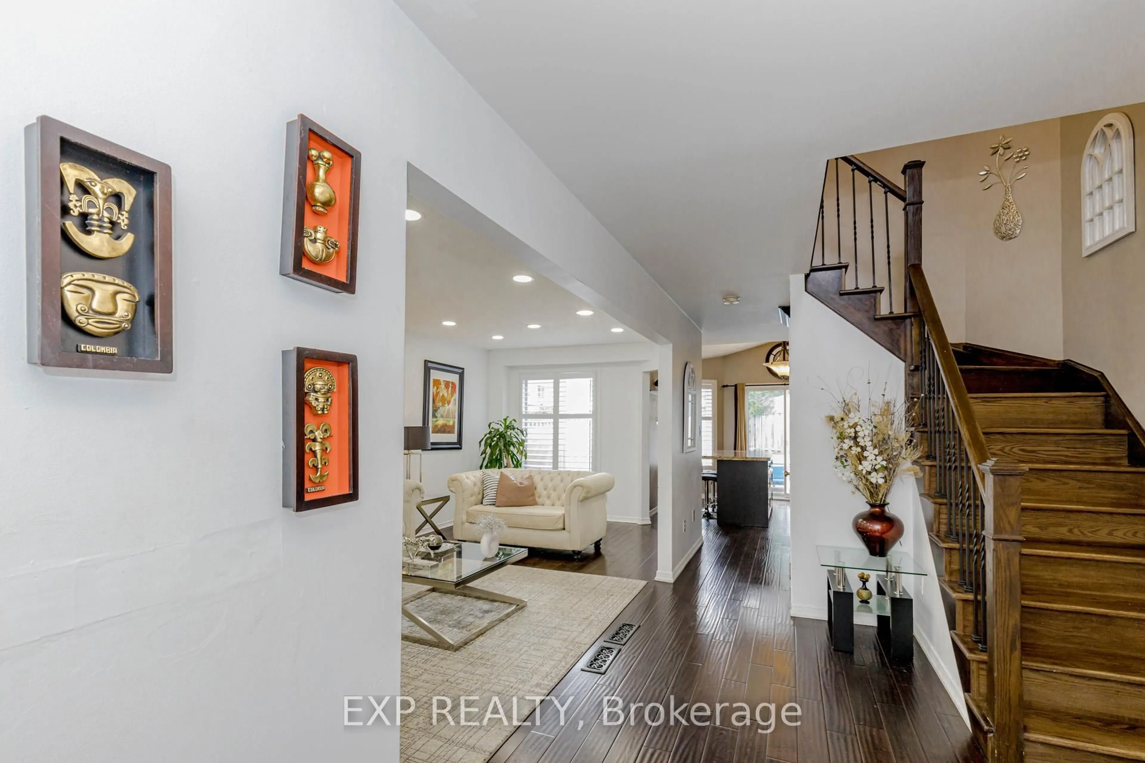 Indoor entryway for 32 Vineberg Dr, Hamilton Ontario L9B 2P6