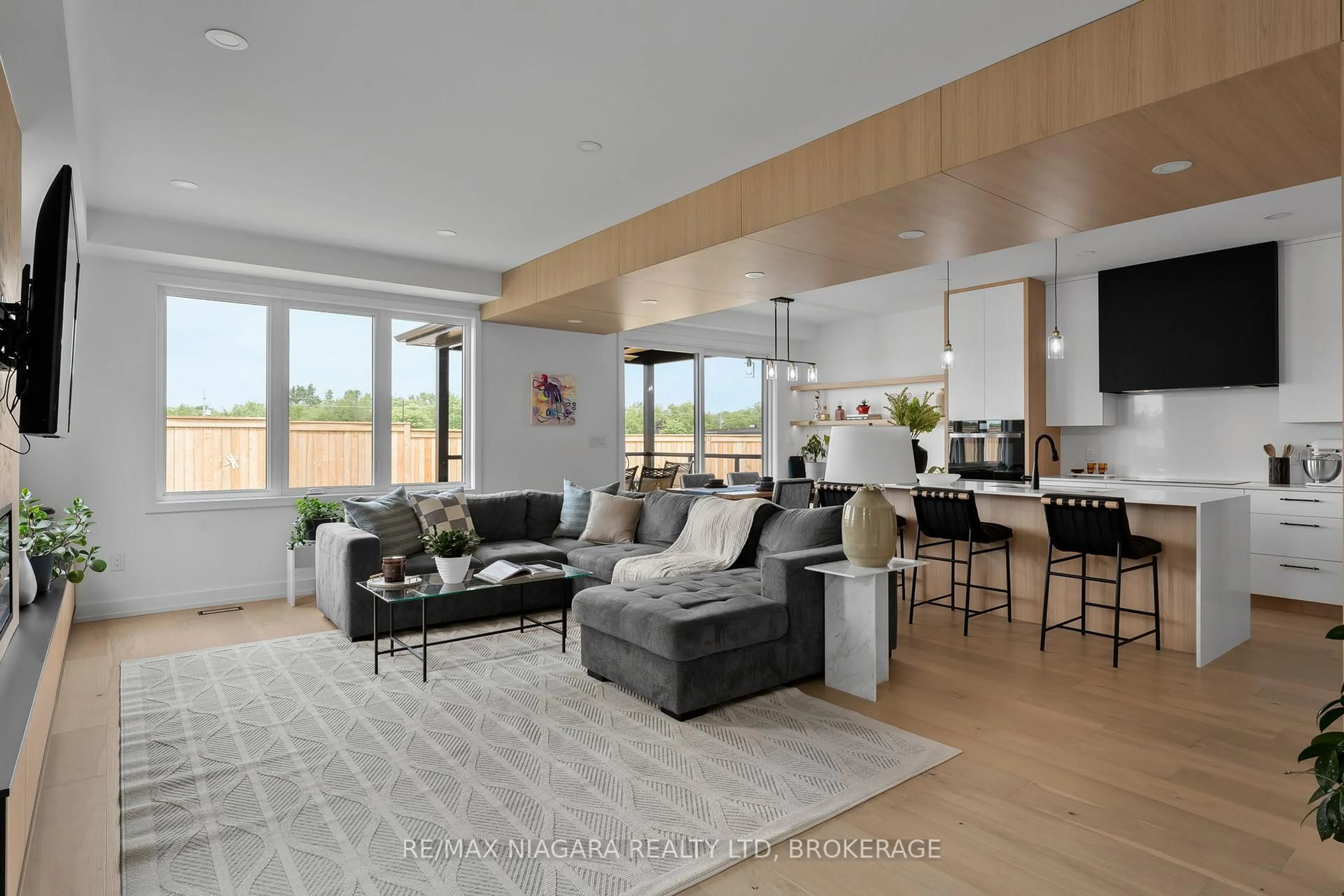 Living room with furniture, unknown for 6176 Curlin Cres, Niagara Falls Ontario L2H 3W8