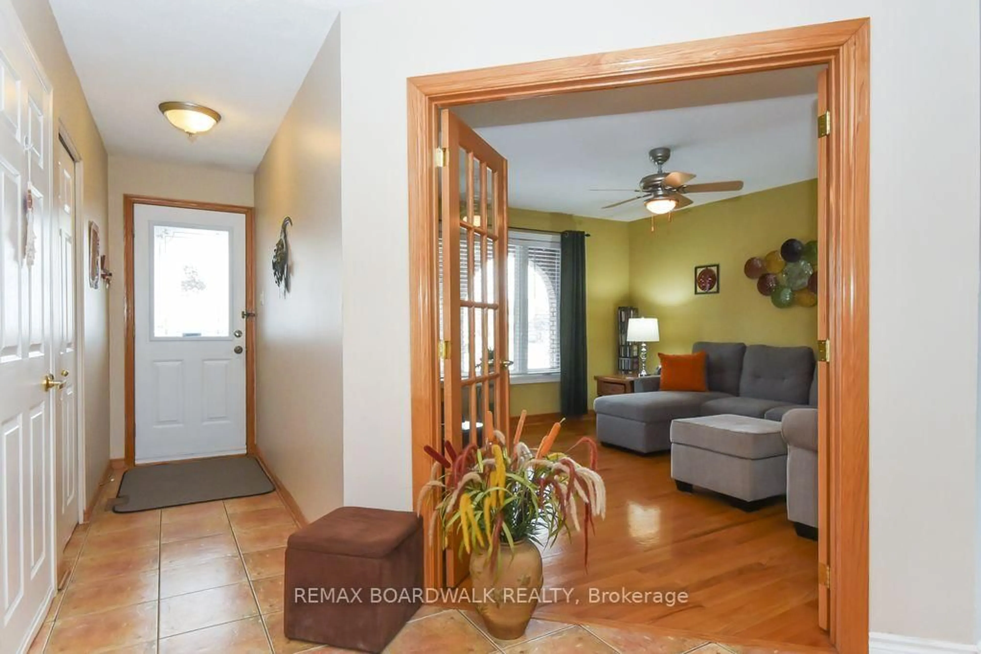 Indoor entryway for 1408 Marchand St, Ottawa Ontario K1B 3N8