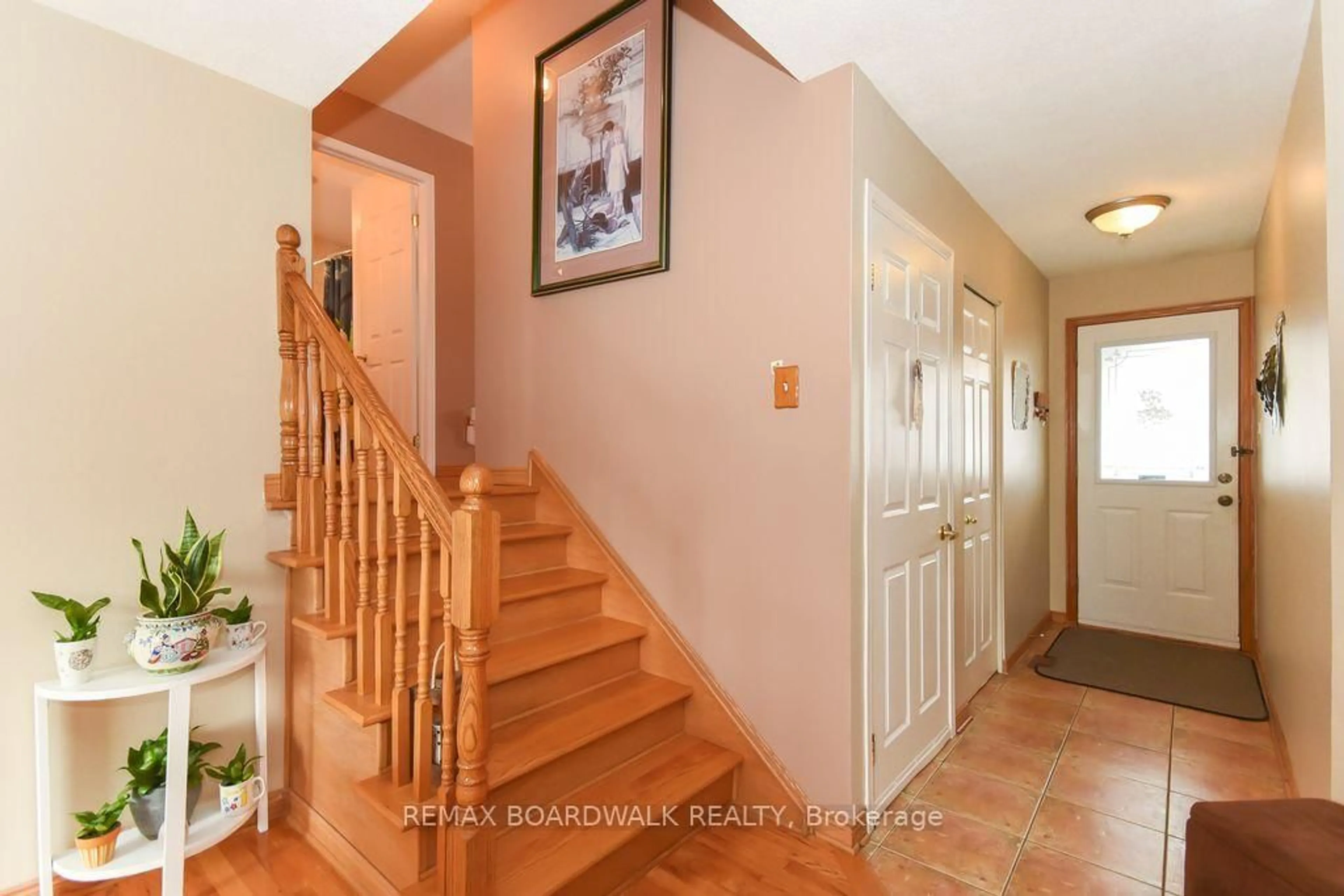 Indoor entryway for 1408 Marchand St, Ottawa Ontario K1B 3N8
