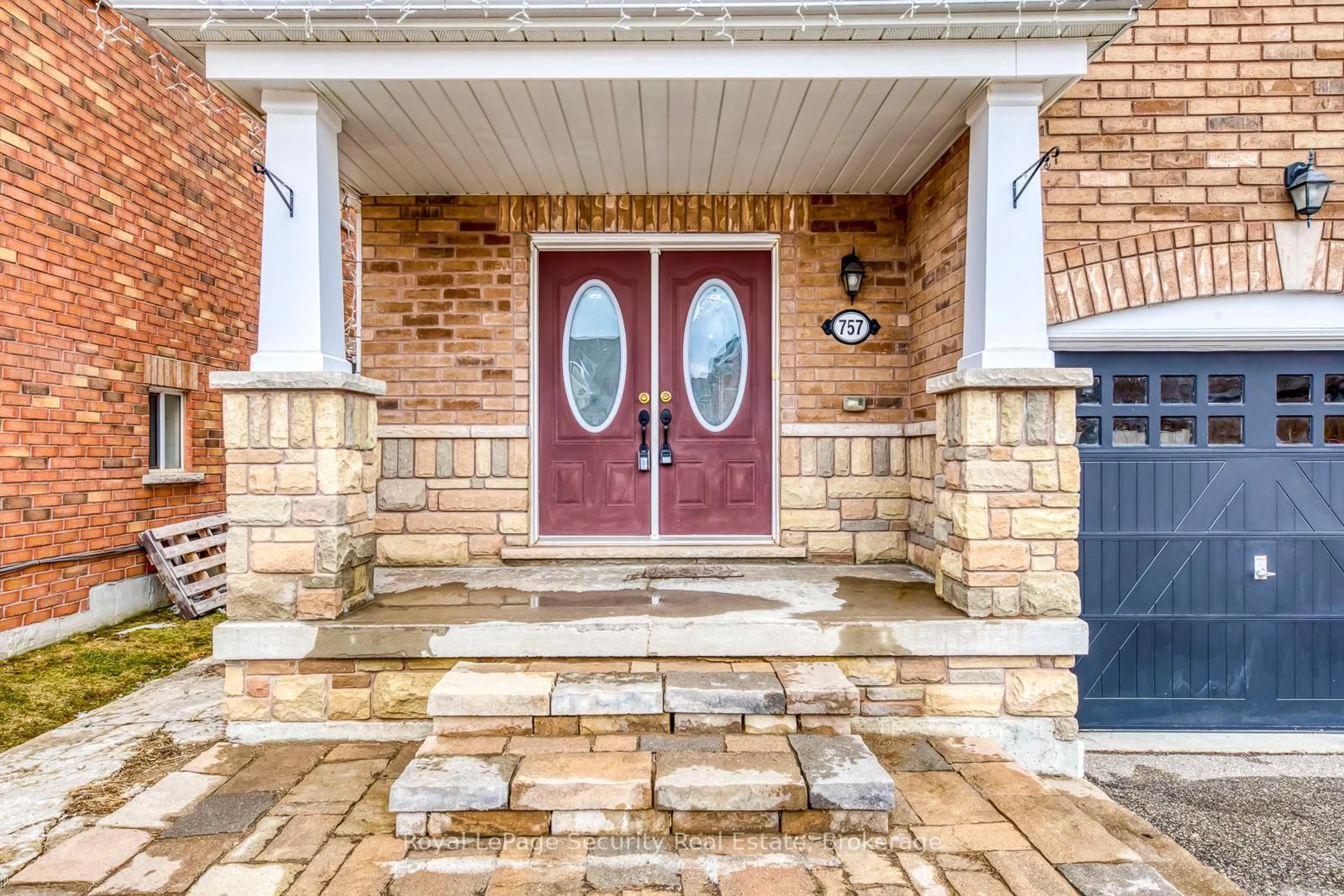 Indoor entryway for 757 Halbert Dr, Shelburne Ontario L0N 1S2