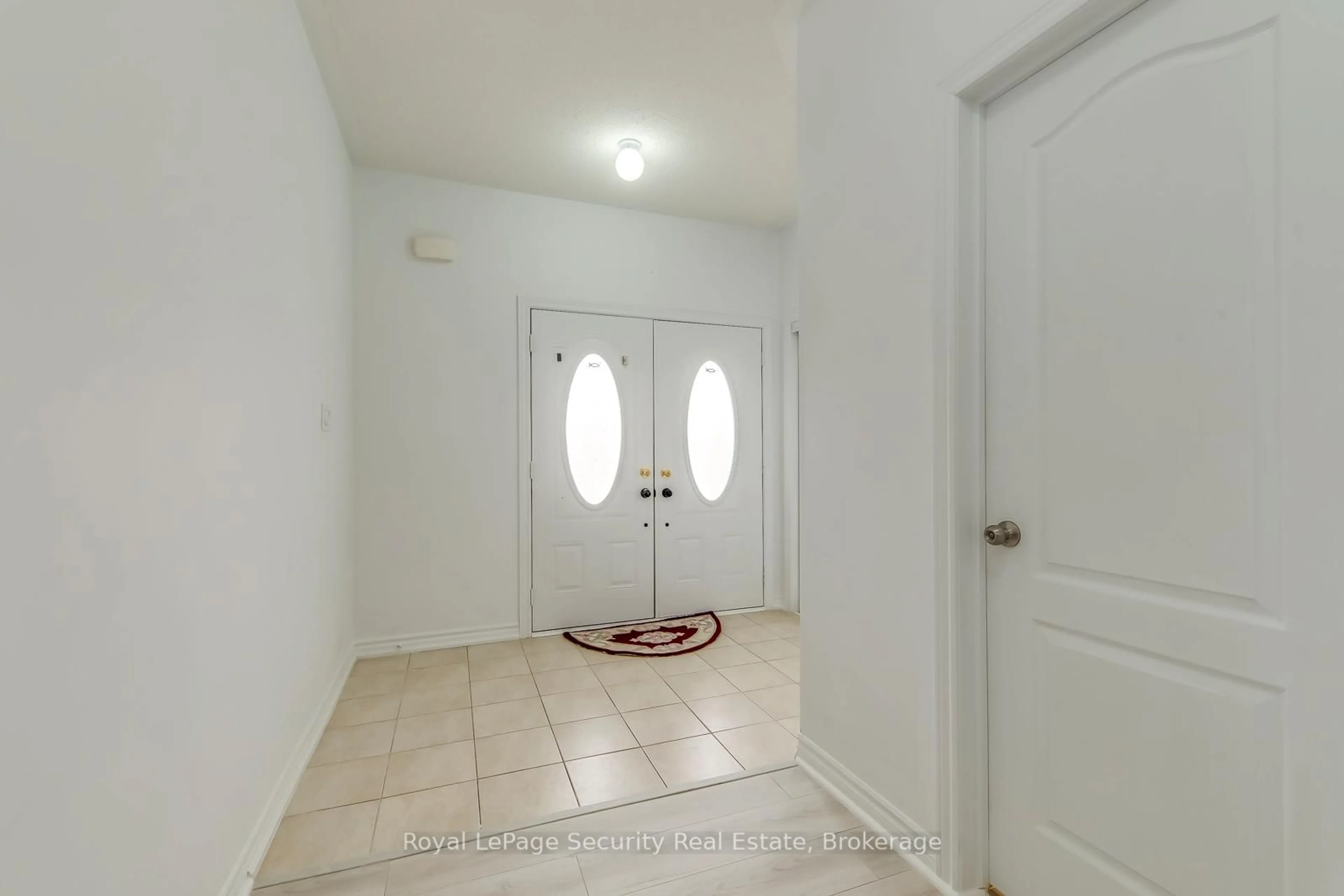 Indoor entryway for 757 Halbert Dr, Shelburne Ontario L0N 1S2
