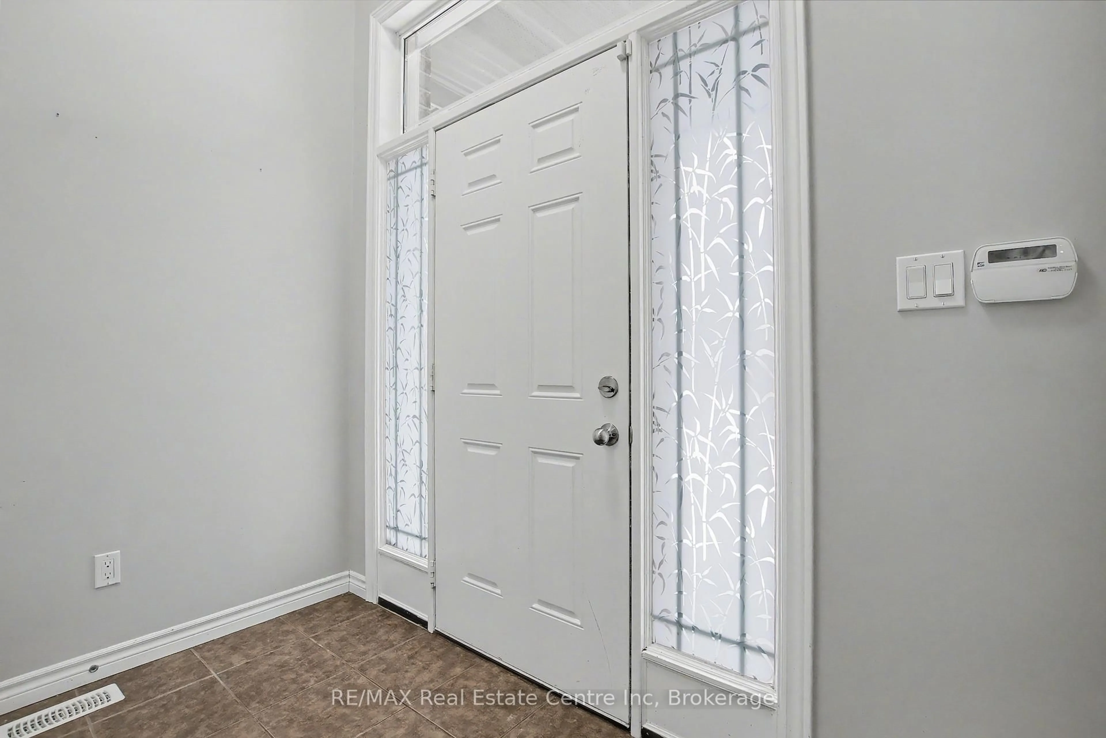 Indoor entryway for 158 Kemp Cres, Guelph Ontario N1E 0K1