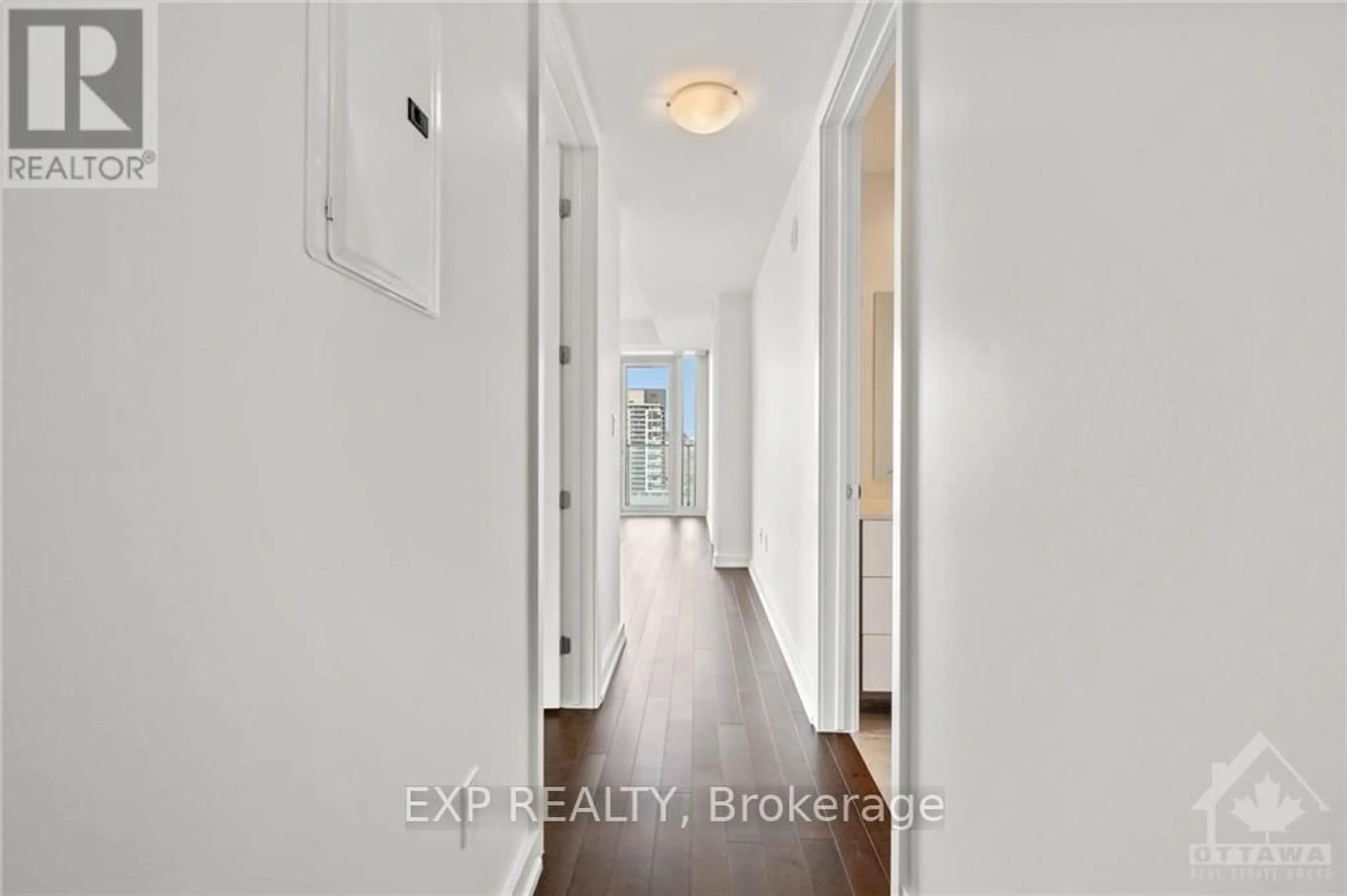 Indoor entryway for 111 Champagne Ave #1107, Ottawa Ontario K1S 5V3