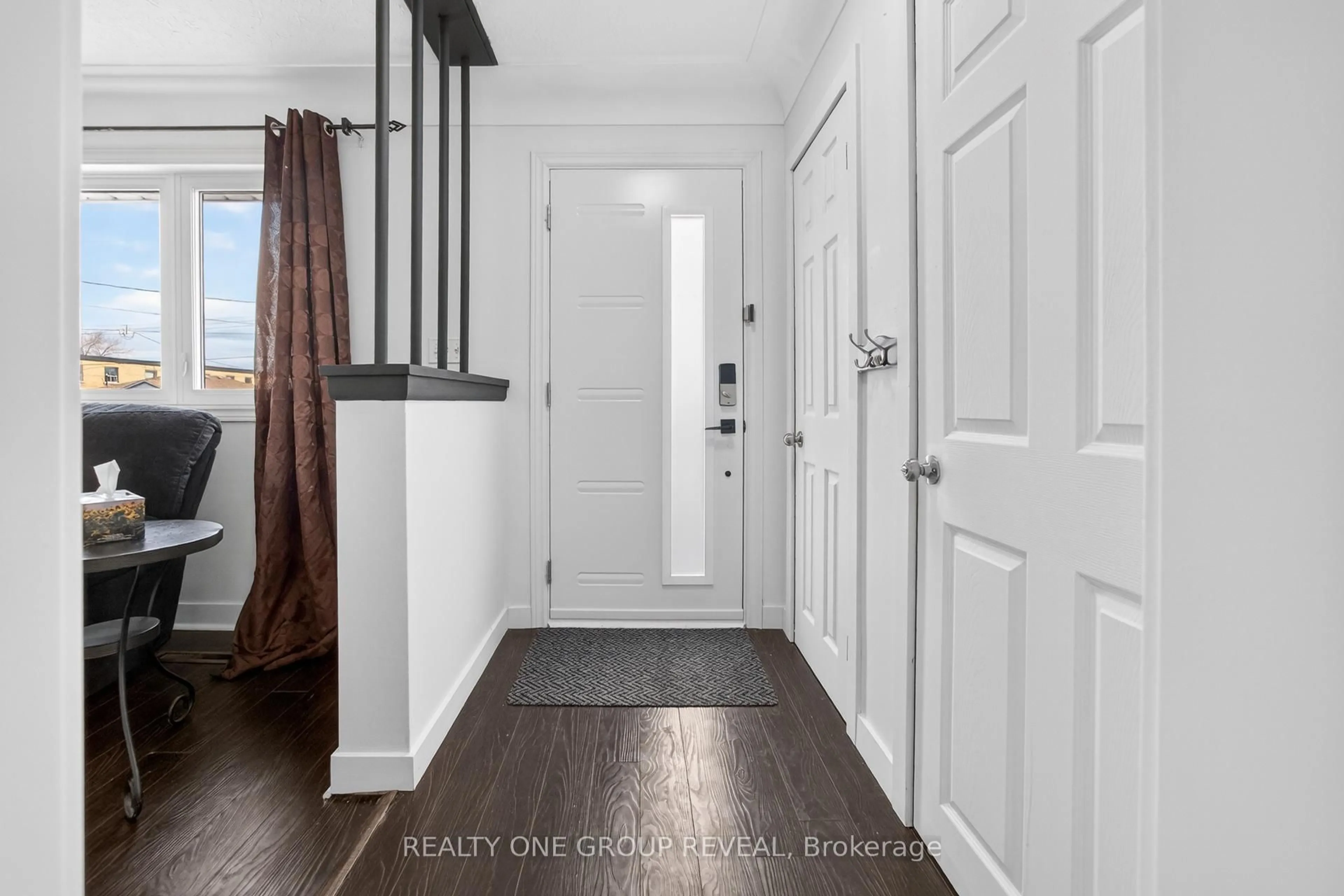 Indoor entryway for 352 East 42nd St, Hamilton Ontario L8T 3A7