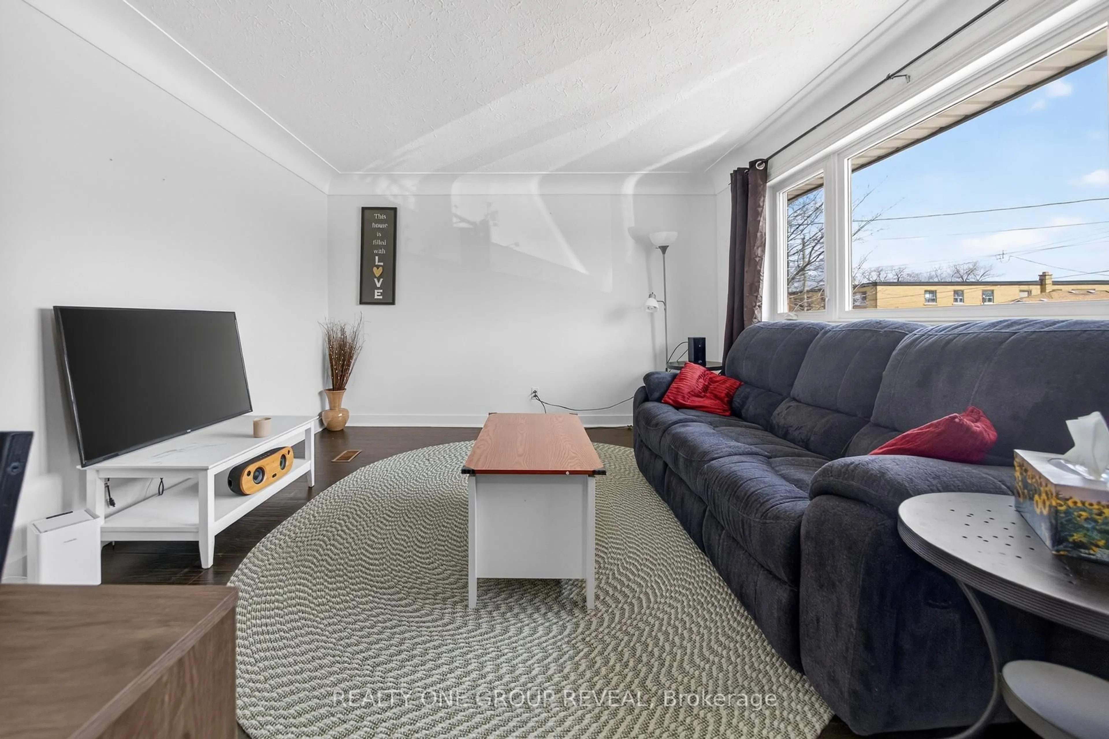 Living room with furniture, unknown for 352 East 42nd St, Hamilton Ontario L8T 3A7