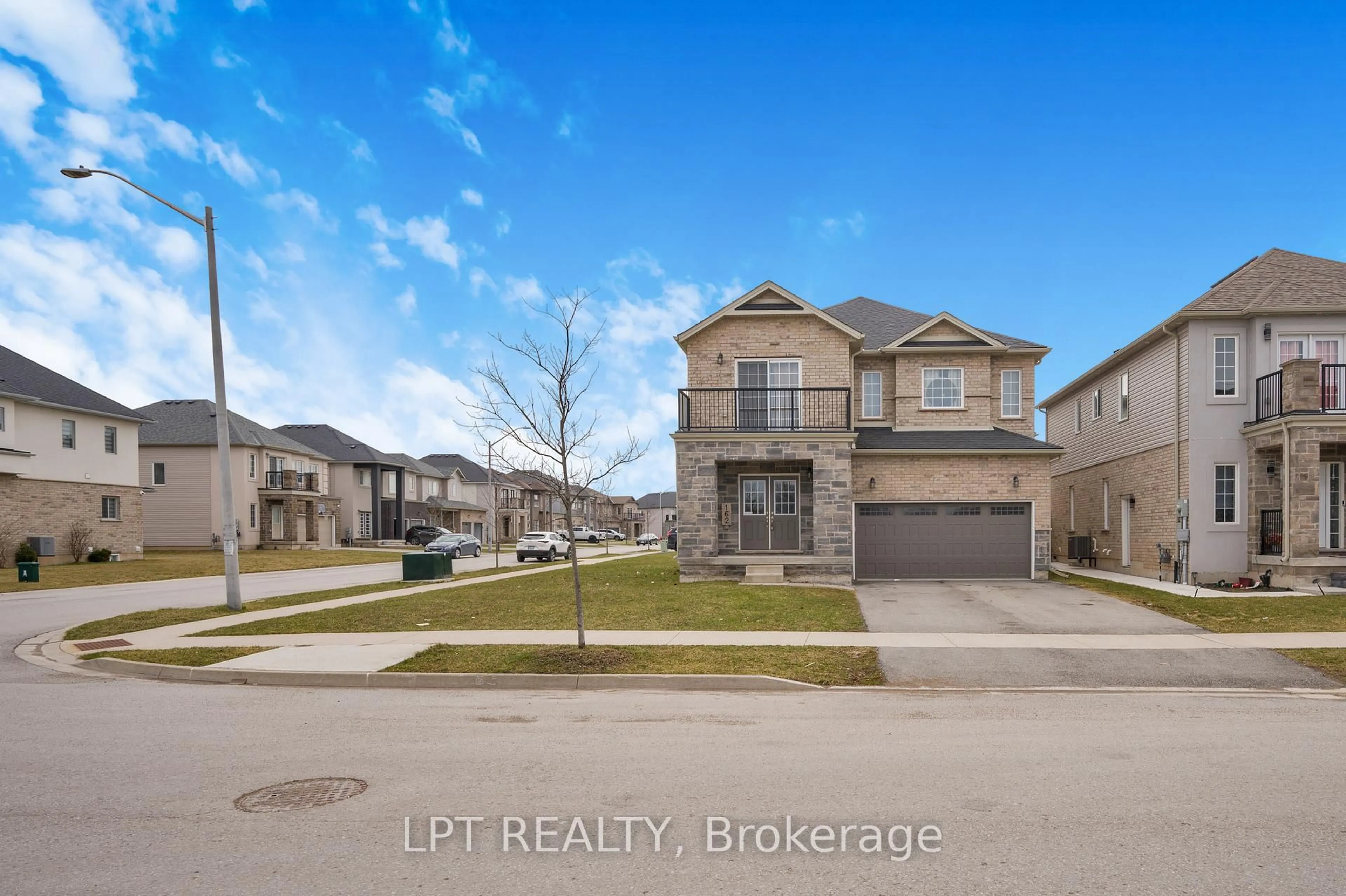 A pic from outside/outdoor area/front of a property/back of a property/a pic from drone, street for 162 MCCABE Ave, Welland Ontario L3B 0H6