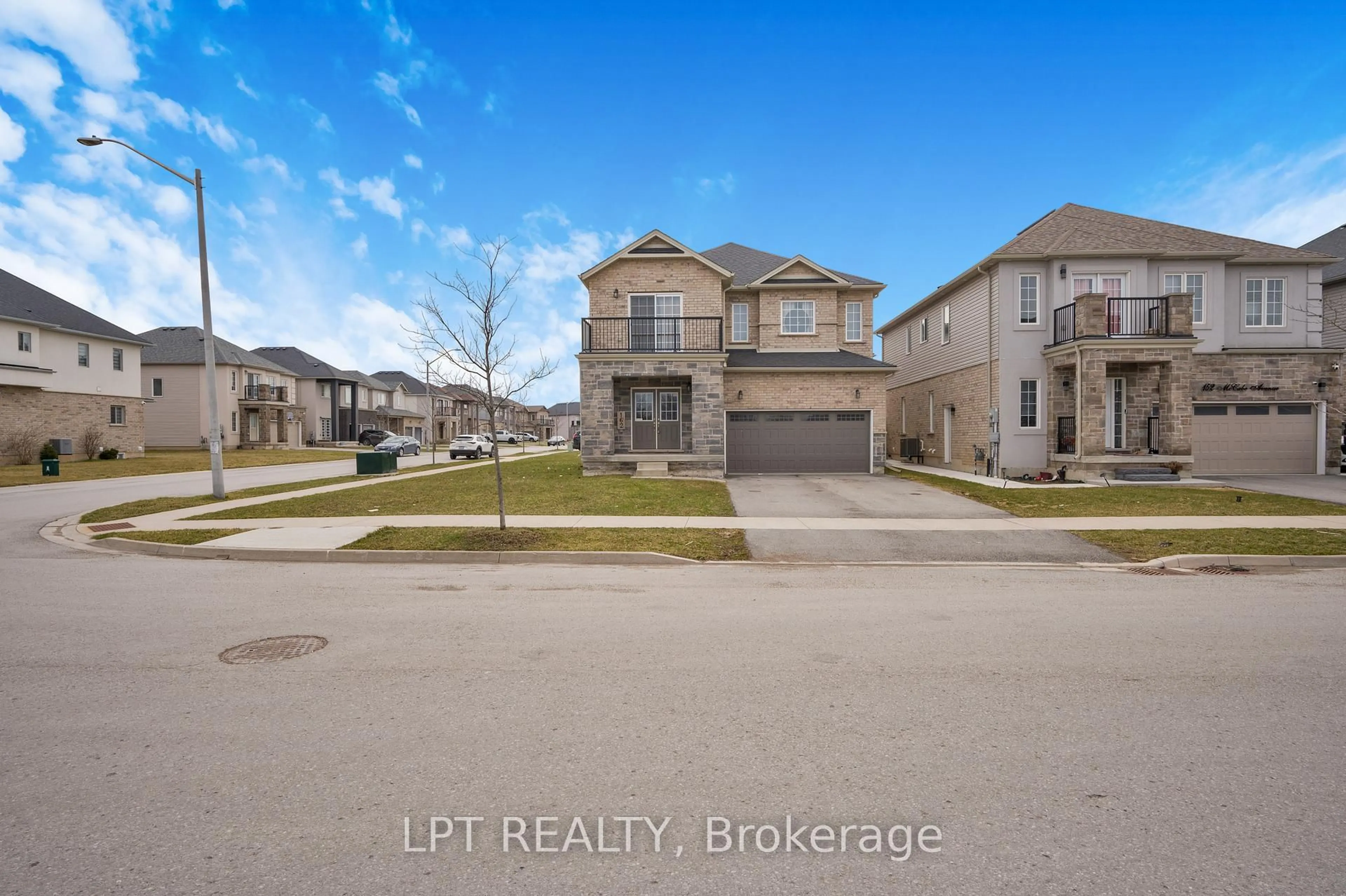 A pic from outside/outdoor area/front of a property/back of a property/a pic from drone, street for 162 MCCABE Ave, Welland Ontario L3B 0H6
