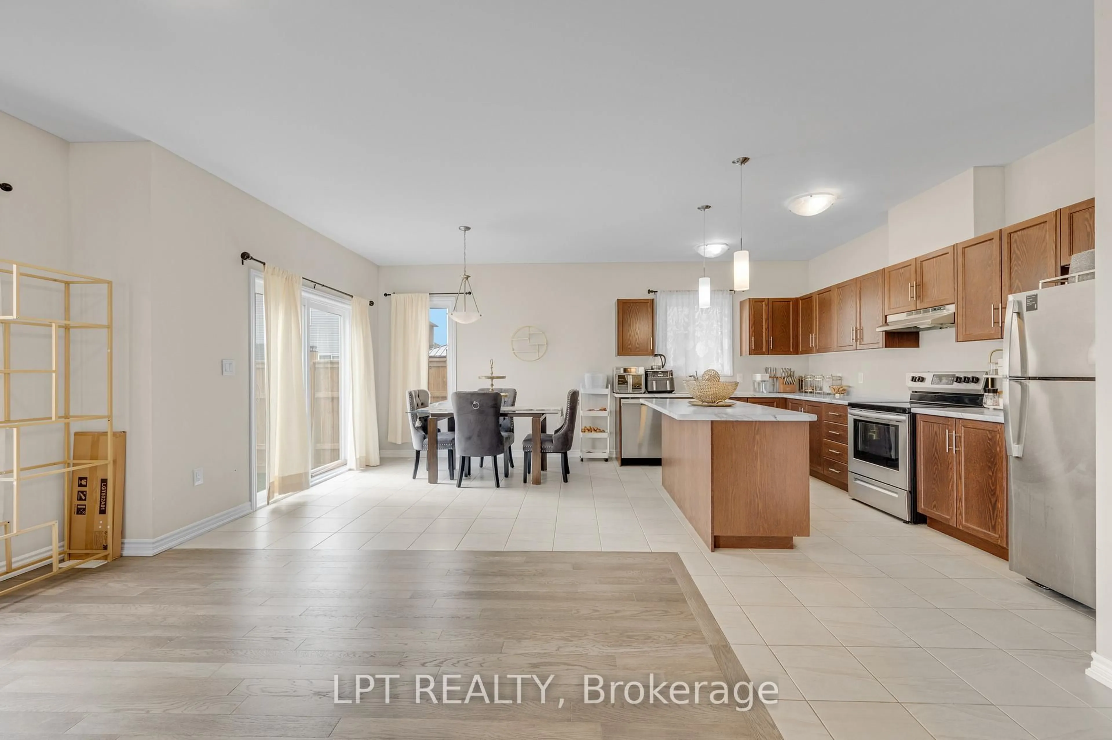 Open concept kitchen, unknown for 162 MCCABE Ave, Welland Ontario L3B 0H6