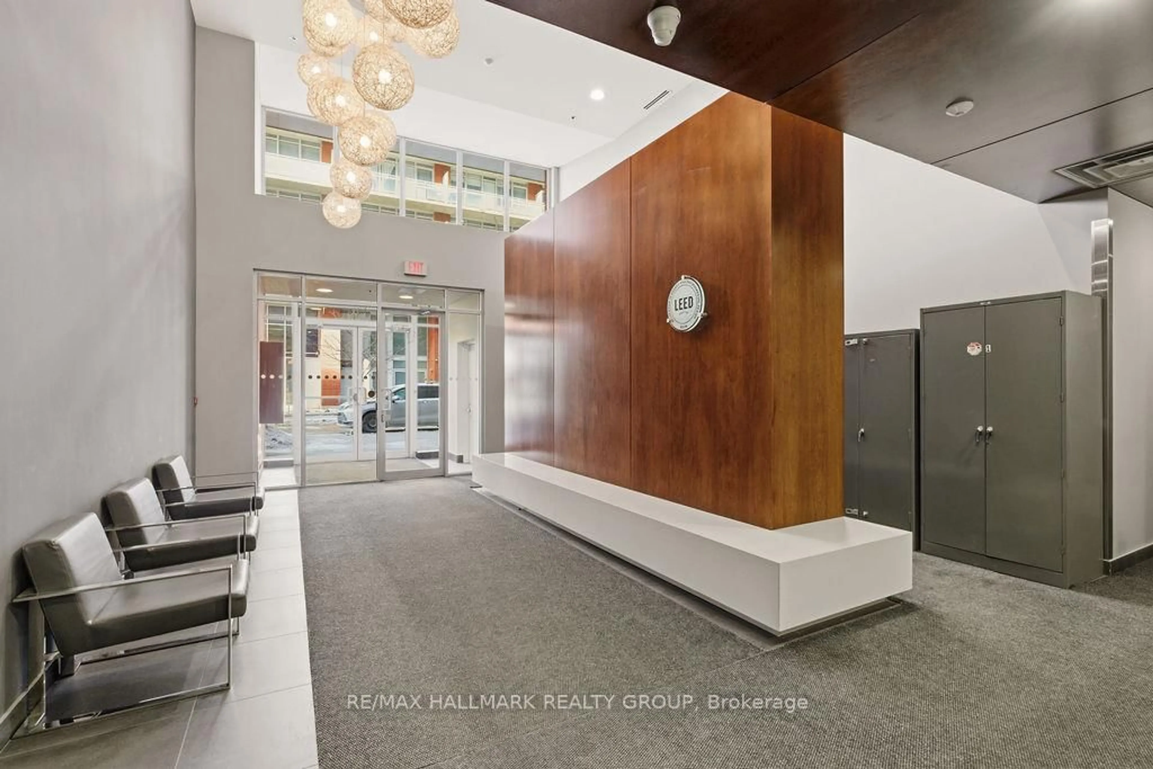 Indoor foyer for 360 McLeod St #203, Ottawa Ontario K2P 1A9