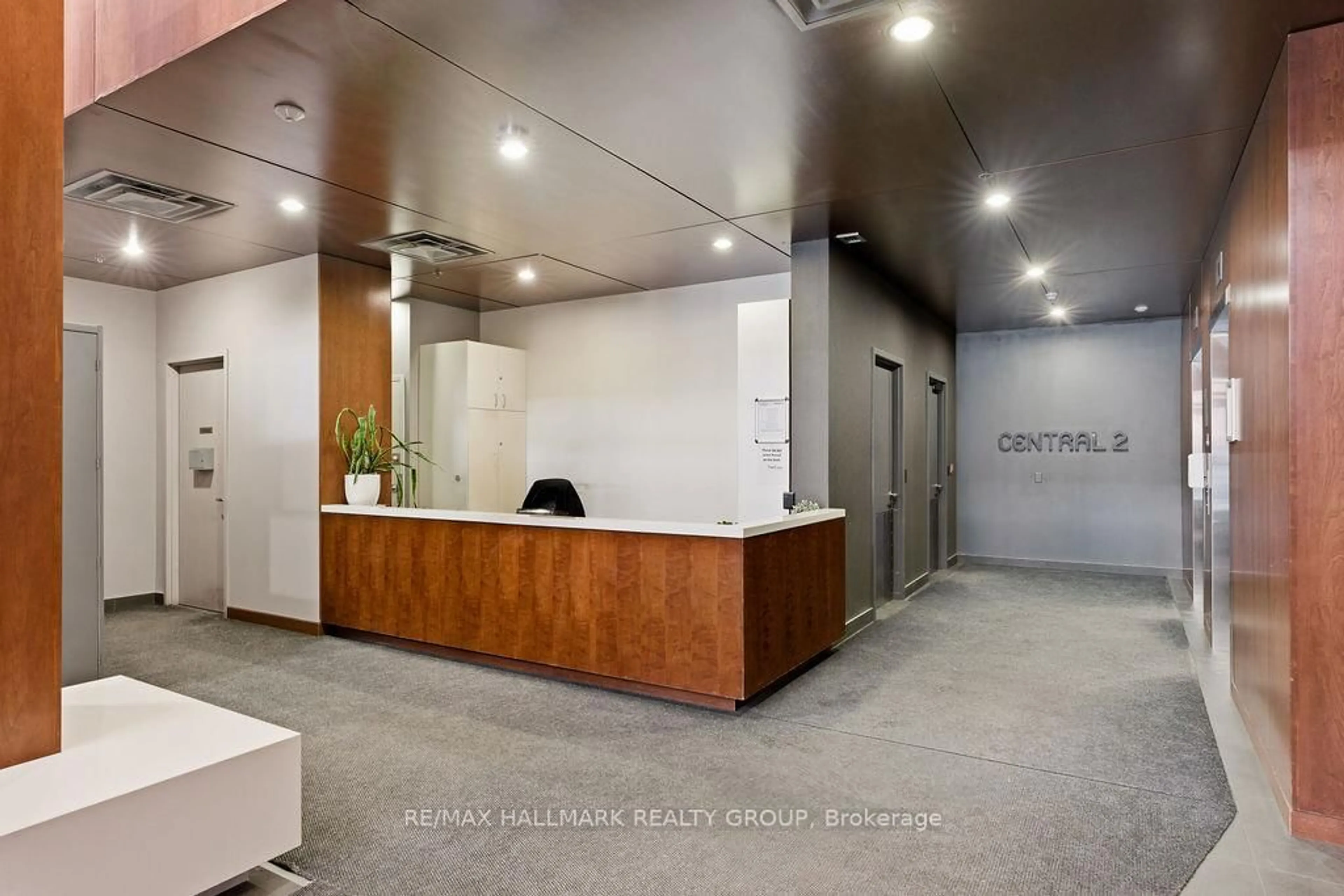 Indoor foyer for 360 McLeod St #203, Ottawa Ontario K2P 1A9