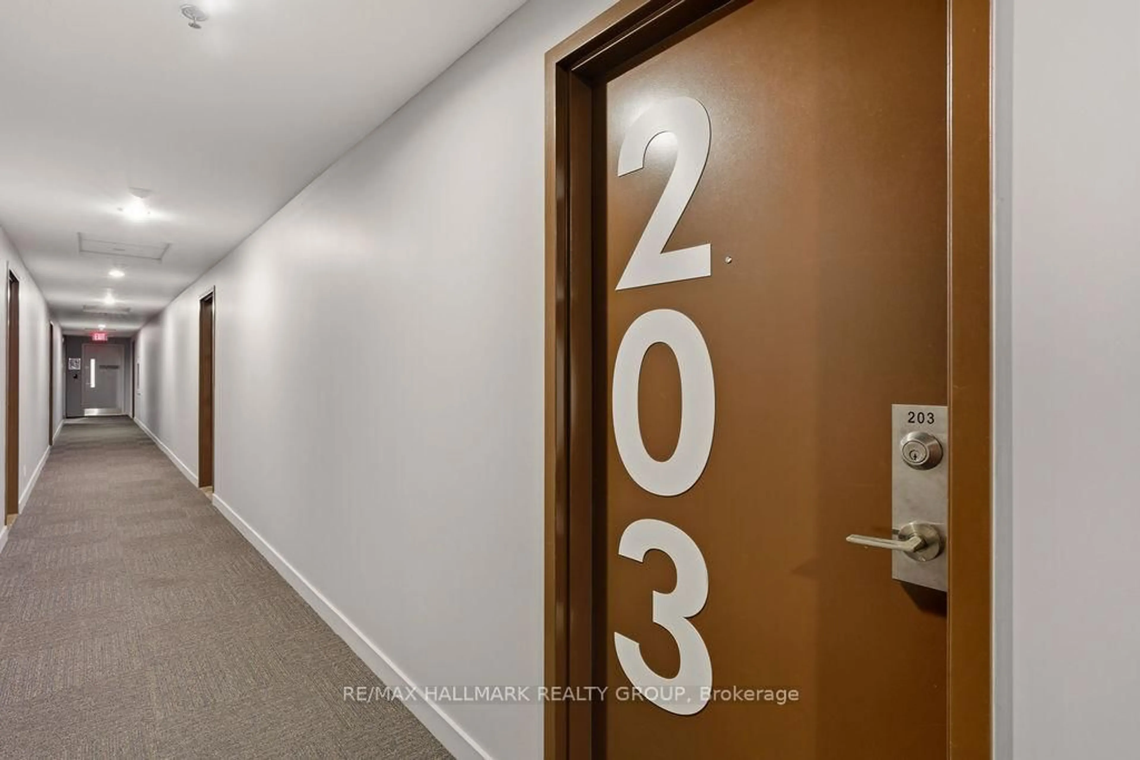 Indoor foyer for 360 McLeod St #203, Ottawa Ontario K2P 1A9