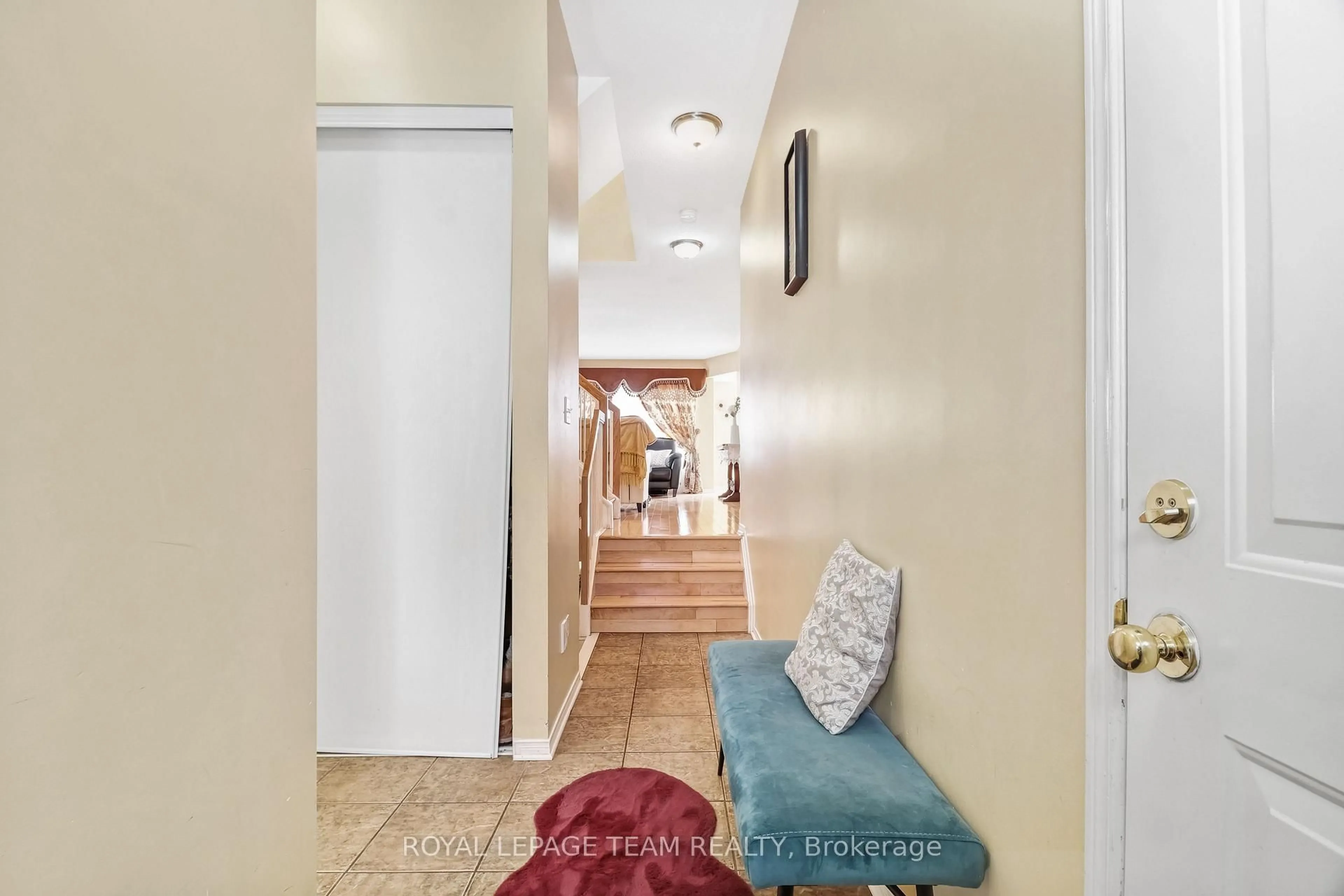 Indoor entryway for 2362 Bois Vert Pl, Ottawa Ontario K4A 4V1