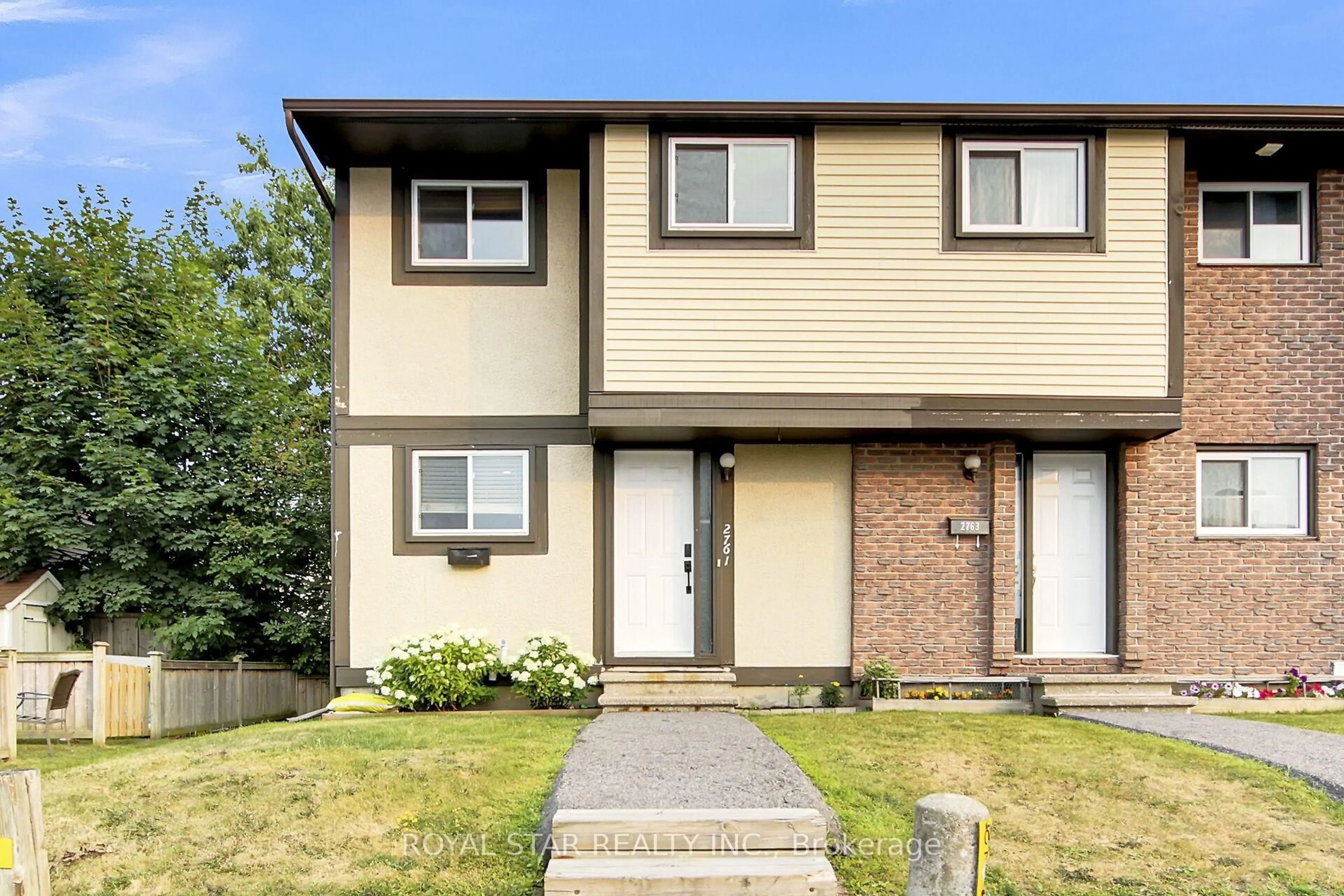 Home with vinyl exterior material, street for 2761 Pimlico Cres, Ottawa Ontario K1T 2A7