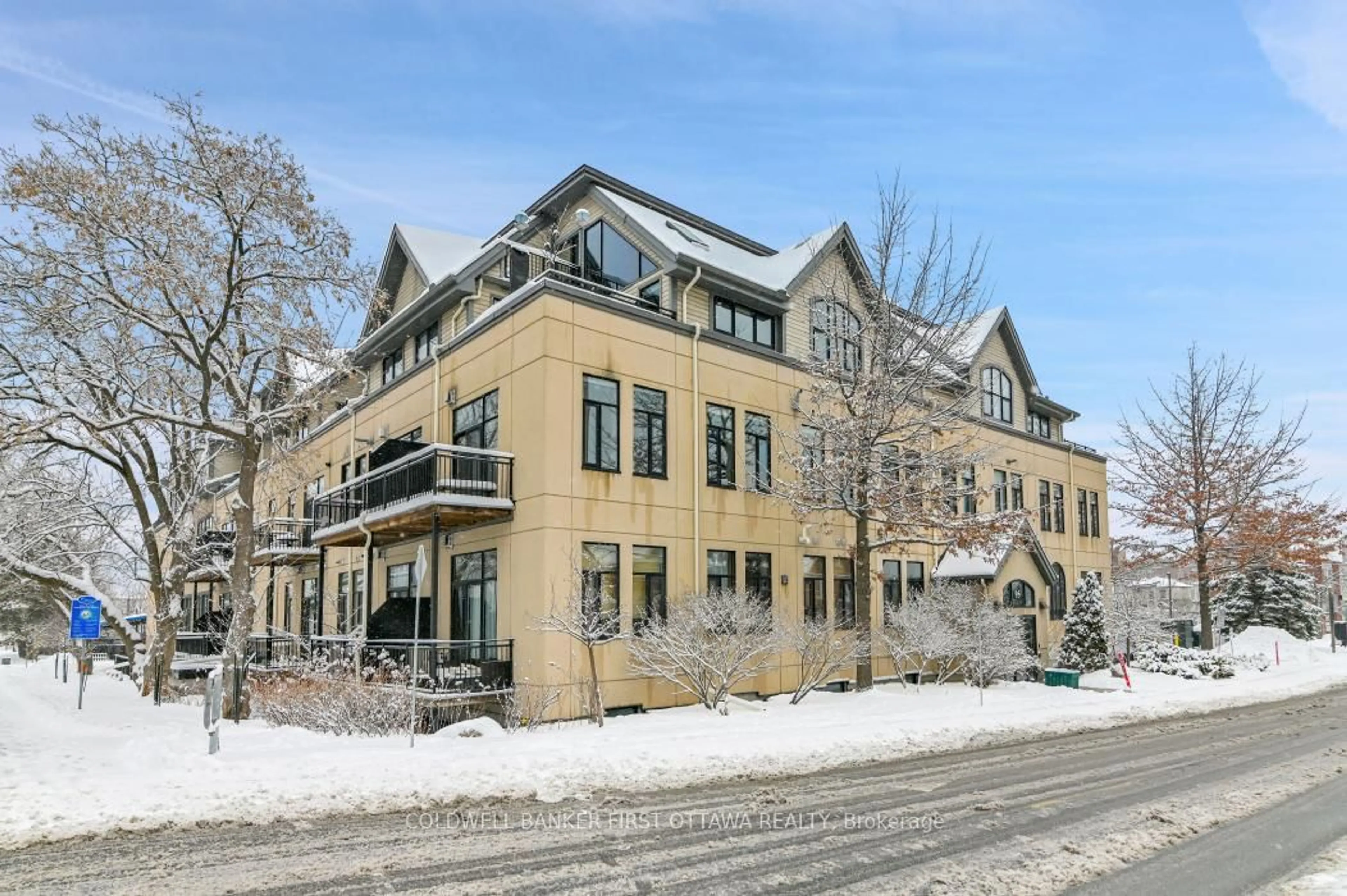 Indoor foyer for 95 Beech St #303, Ottawa Ontario K1S 3J7