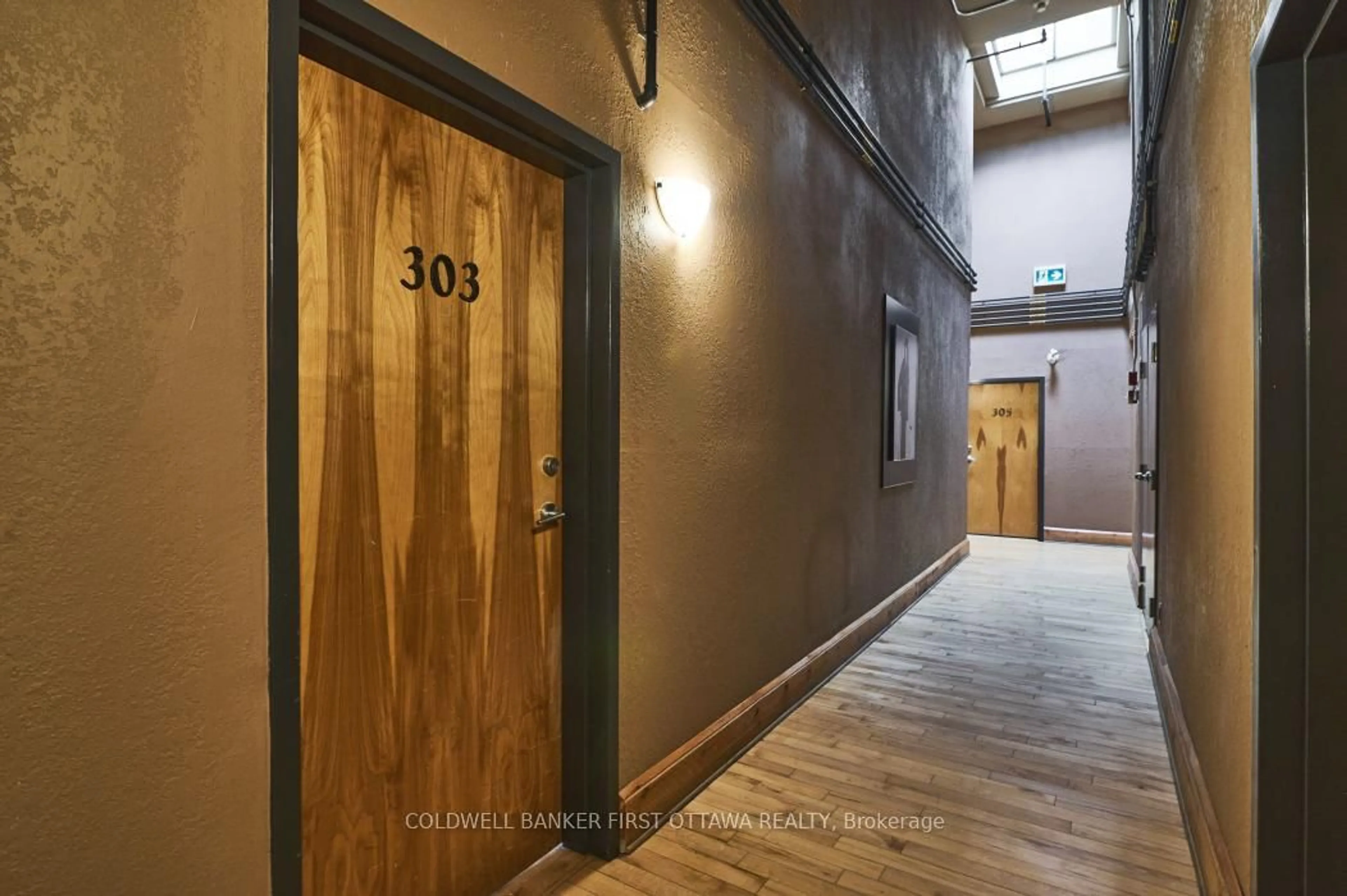 Indoor foyer for 95 Beech St #303, Ottawa Ontario K1S 3J7