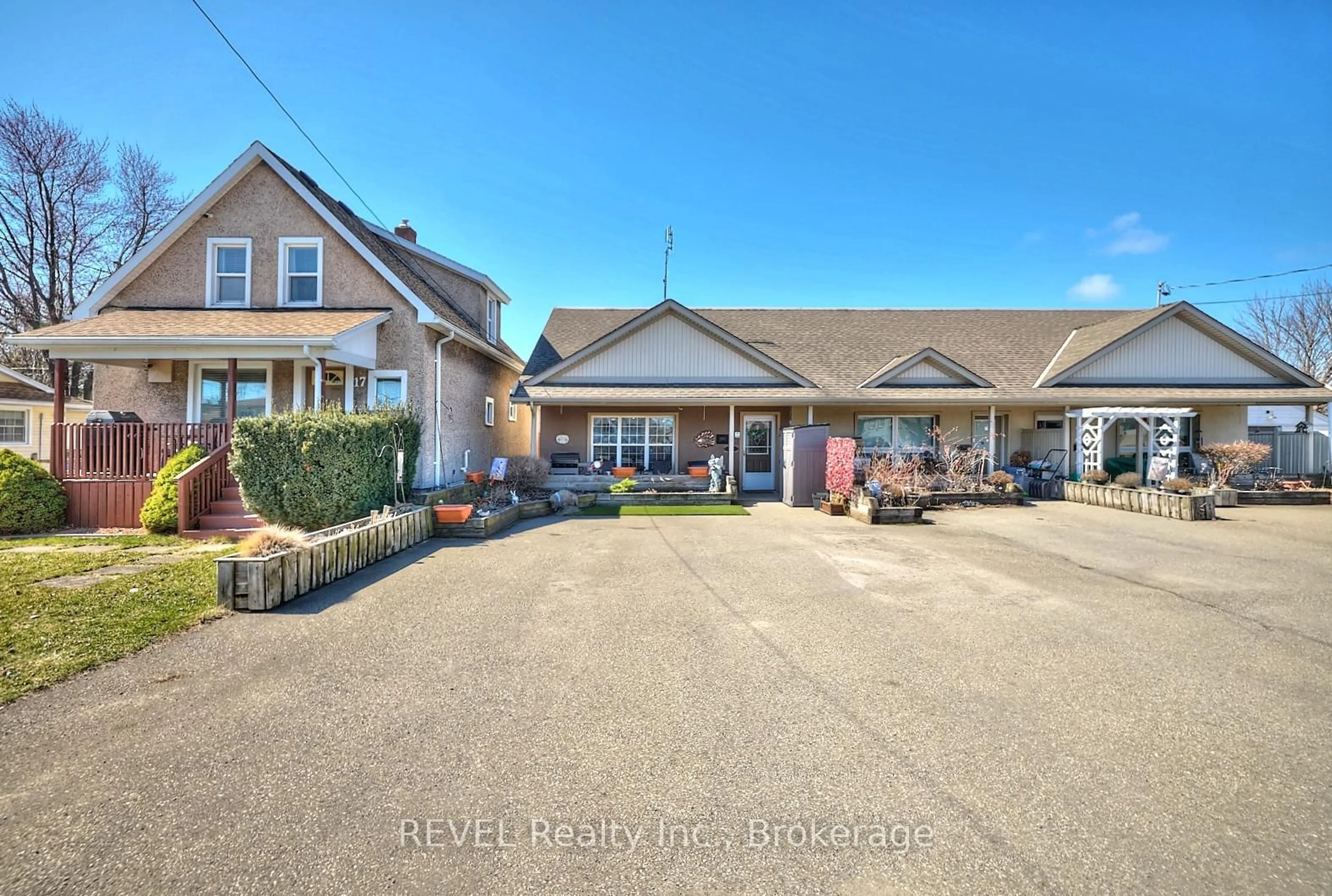 A pic from outside/outdoor area/front of a property/back of a property/a pic from drone, street for 19 Knoll St, Port Colborne Ontario L3K 5A4