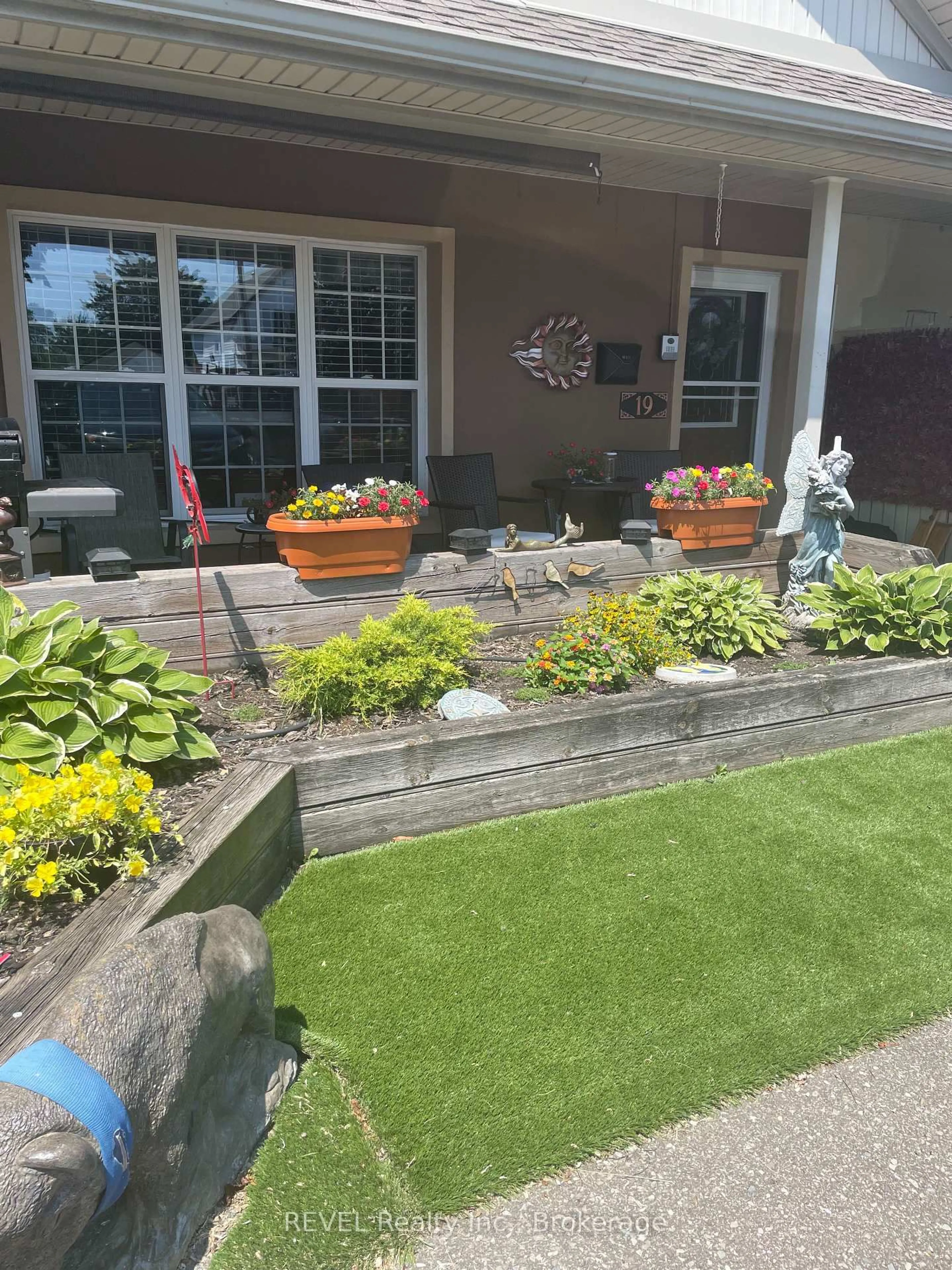 Patio, street for 19 Knoll St, Port Colborne Ontario L3K 5A4