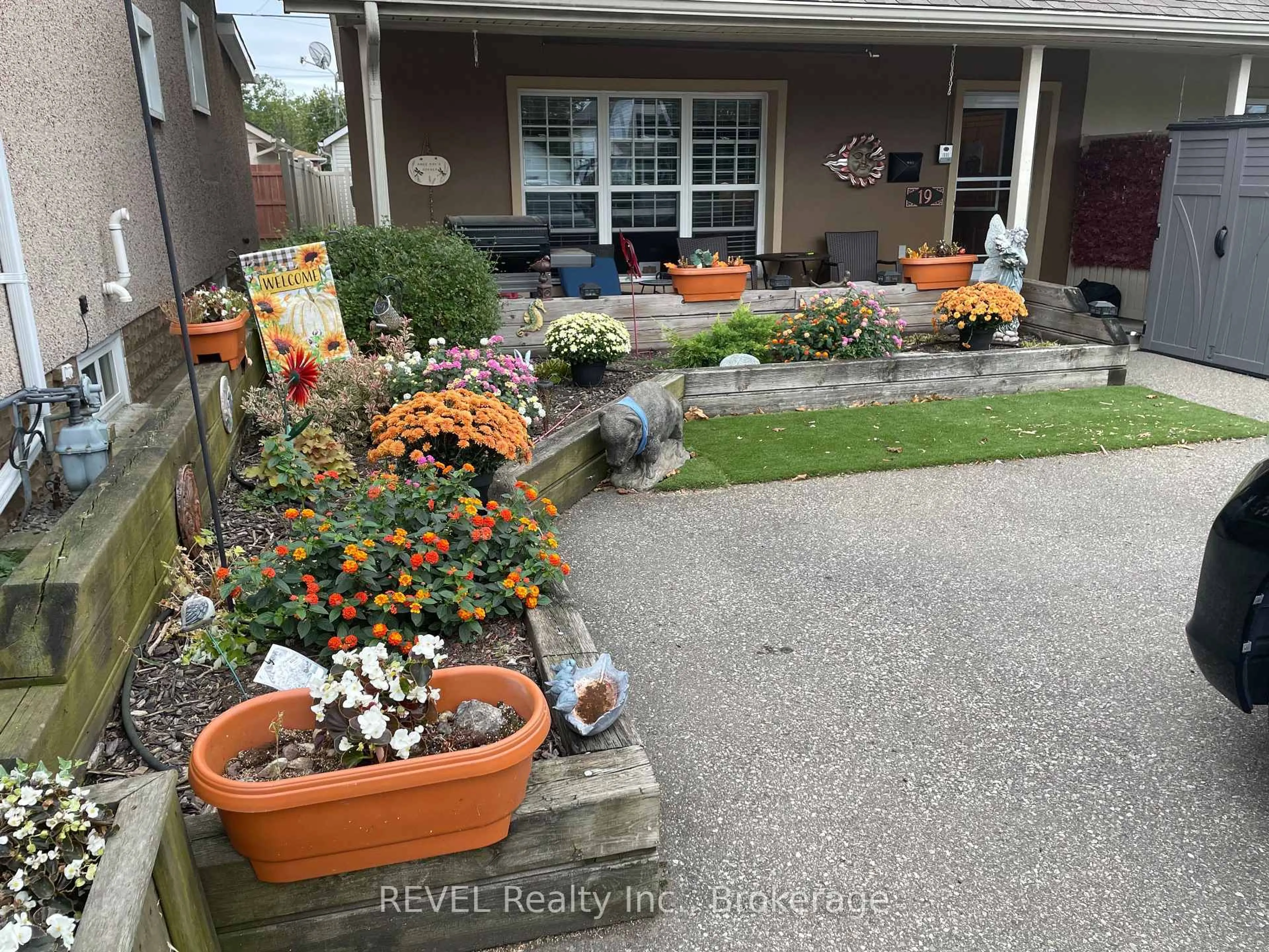 Patio, street for 19 Knoll St, Port Colborne Ontario L3K 5A4