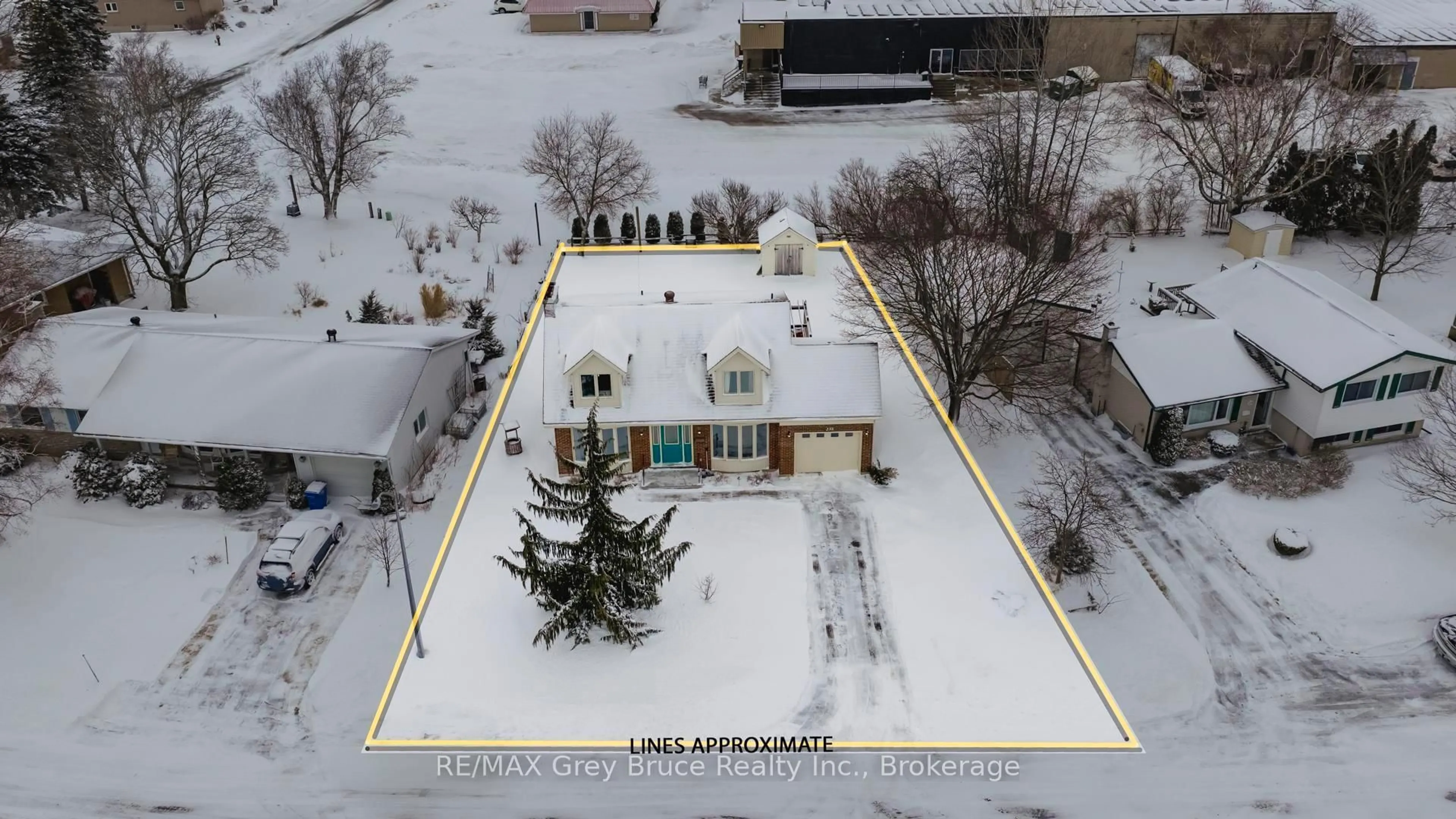 A pic from outside/outdoor area/front of a property/back of a property/a pic from drone, street for 235 5th Ave, Hanover Ontario N4N 2C3