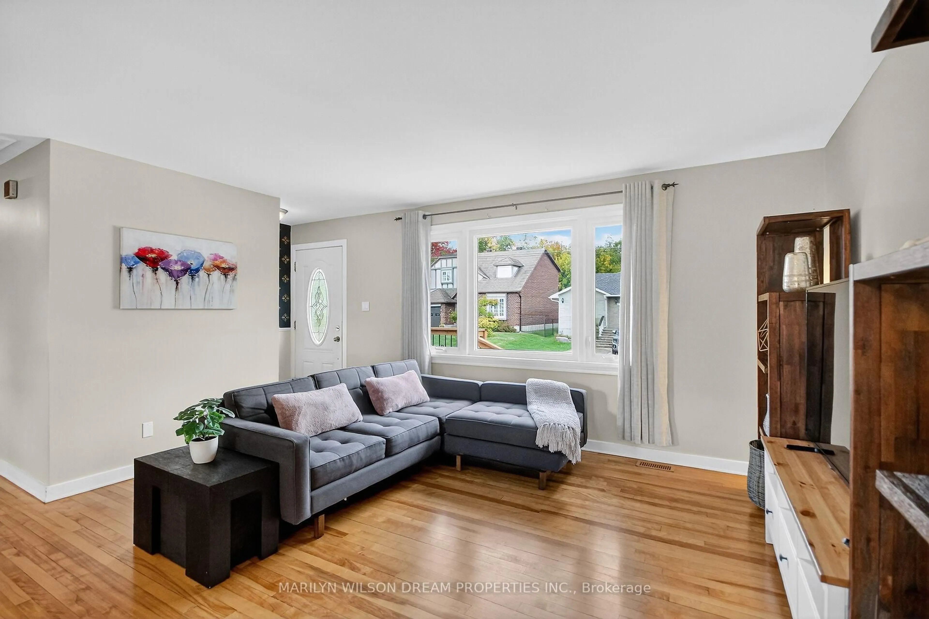 Living room with furniture, unknown for 1914 Rosebella Ave, Ottawa Ontario K1T 1G7