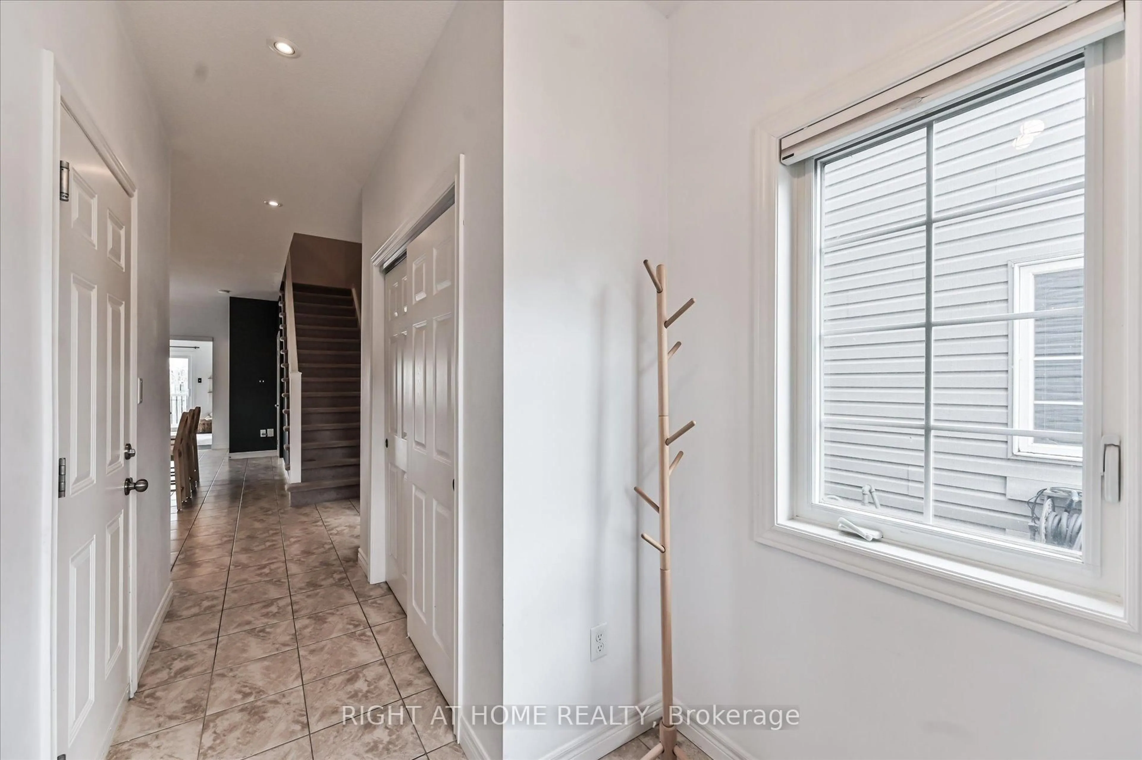 Indoor entryway for 618 Knox Ave, Hamilton Ontario L8H 6K3