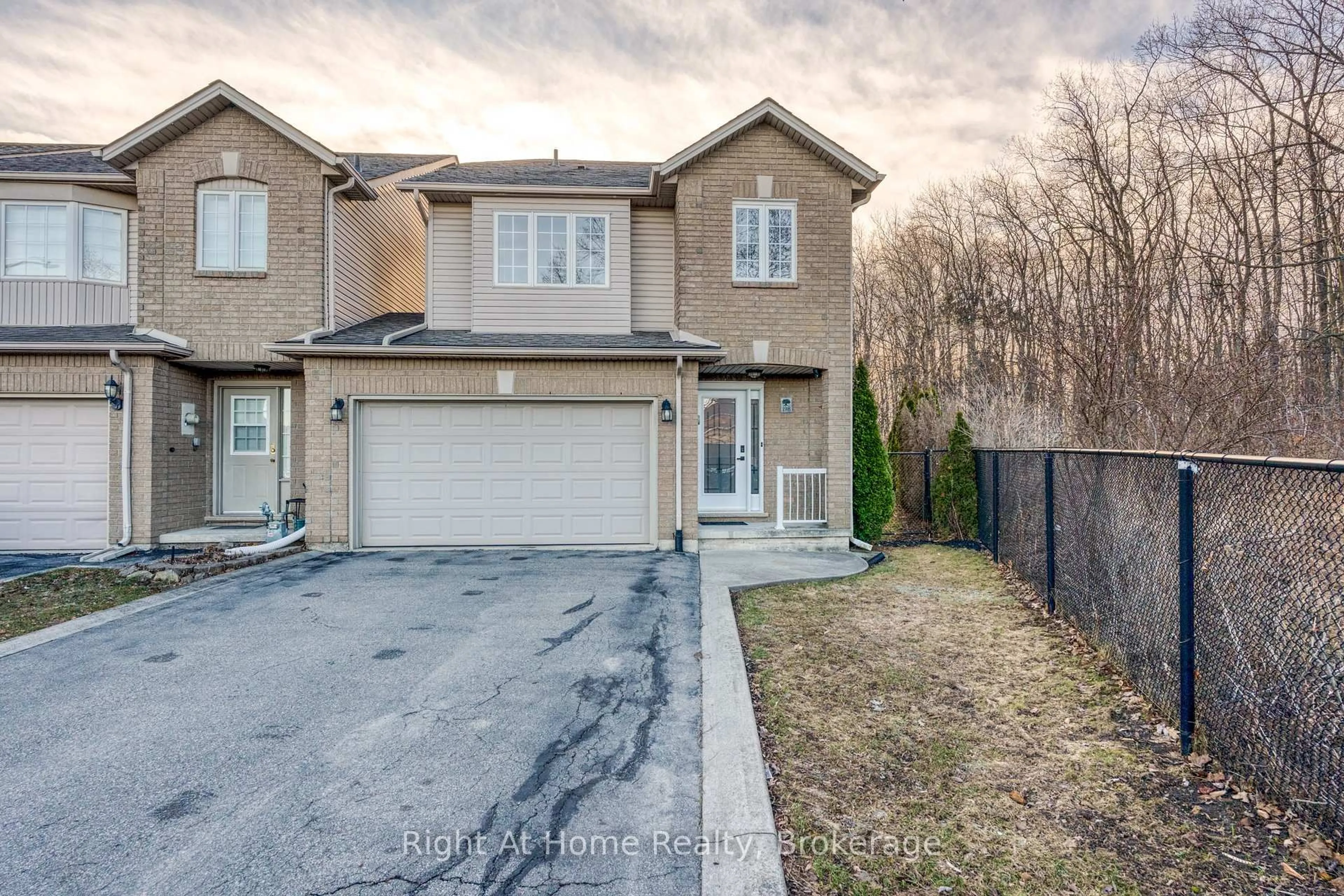A pic from outside/outdoor area/front of a property/back of a property/a pic from drone, street for 198 Gatestone Dr, Hamilton Ontario L8J 3V4