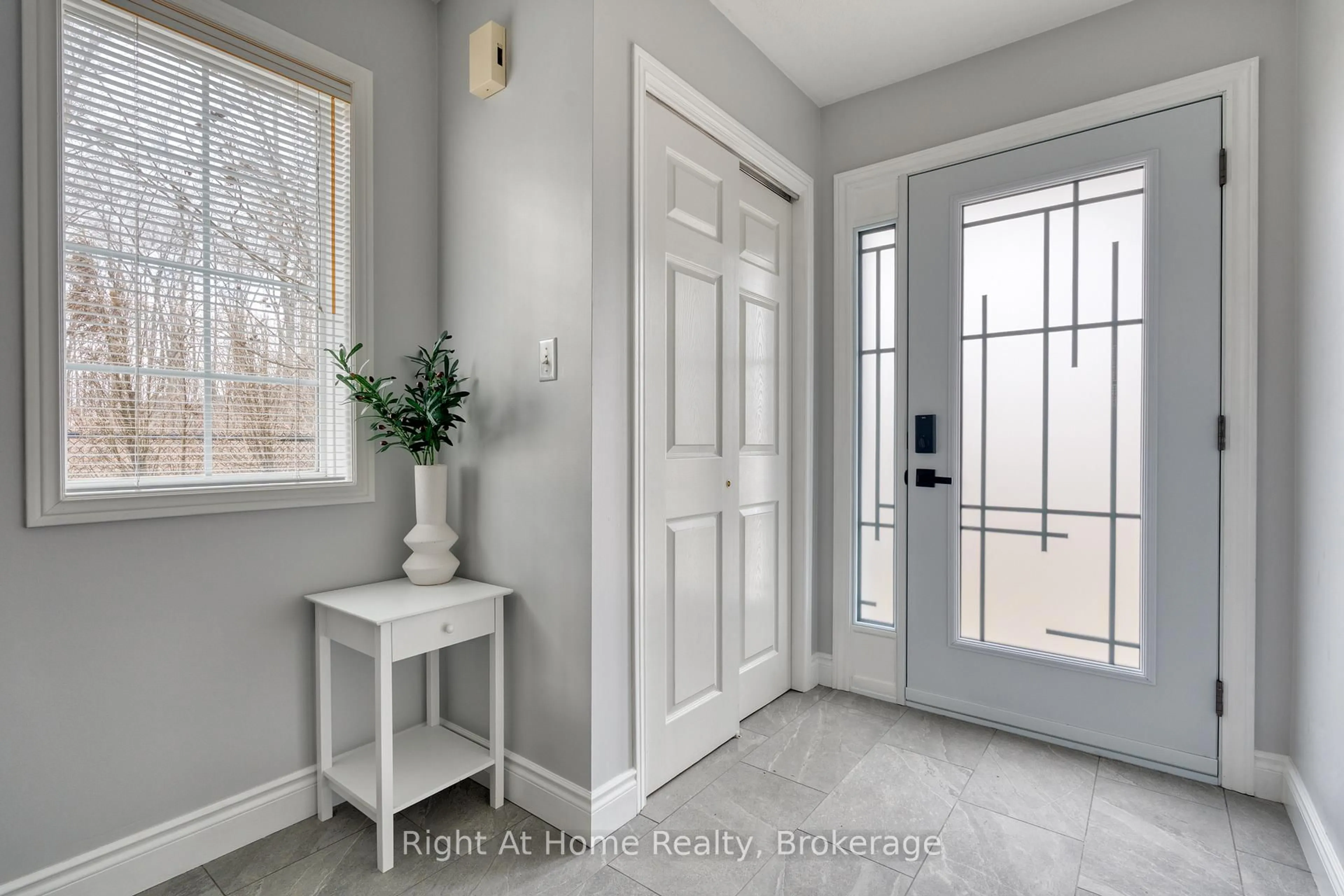 Indoor entryway for 198 Gatestone Dr, Hamilton Ontario L8J 3V4
